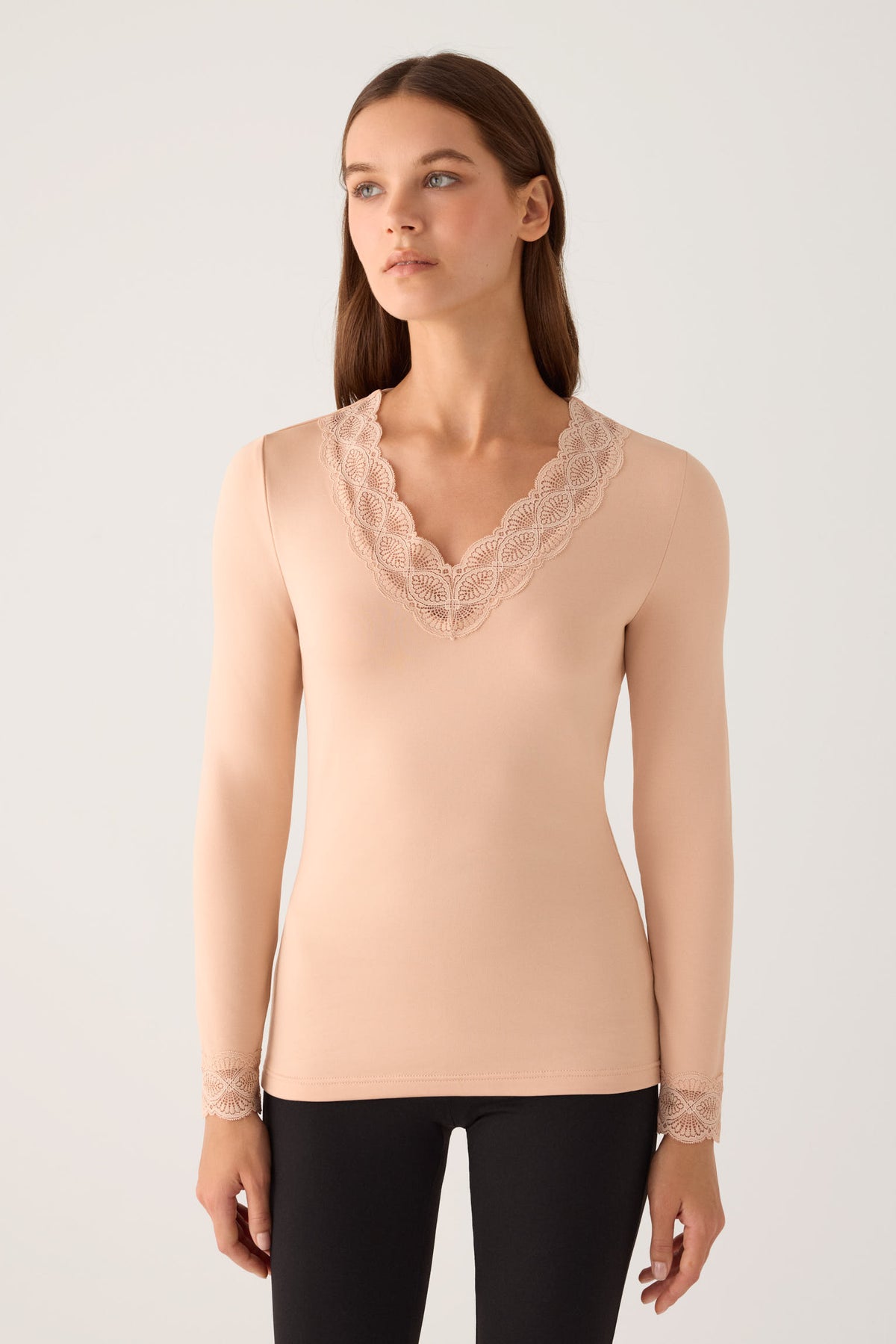 TÉRMICO Camiseta mujer manga larga encaje en escote y puños nude