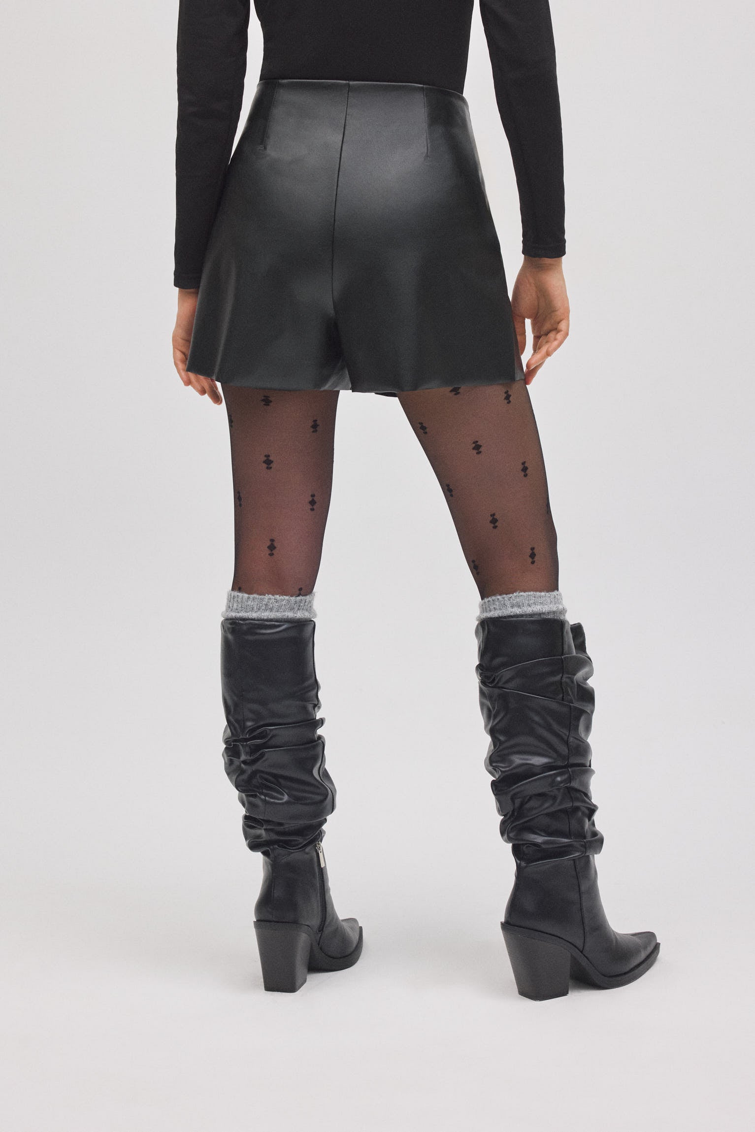70445-3-shorts-efecto-piel-negro-ysabel-mora