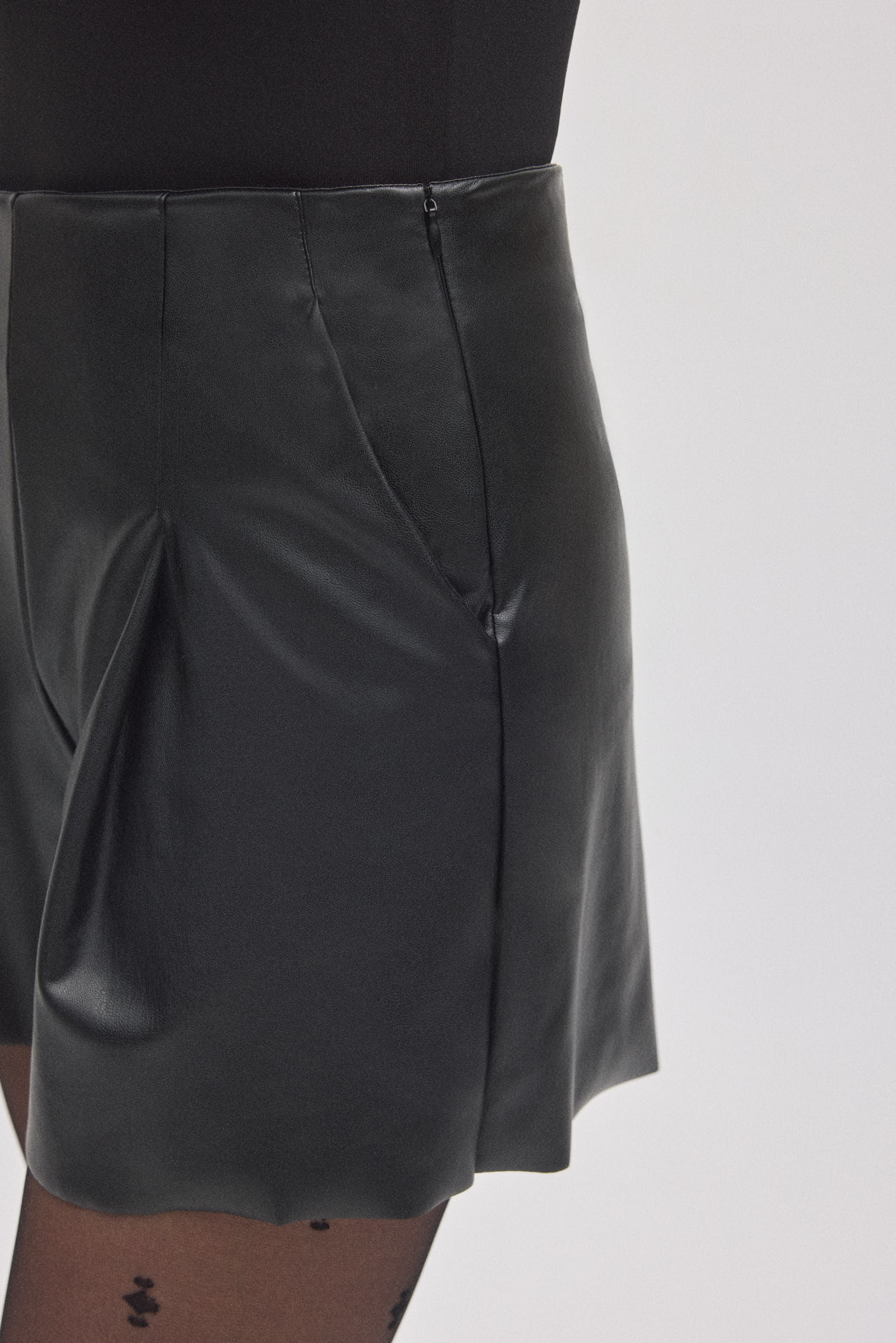 70445-4-shorts-efecto-piel-negro-ysabel-mora