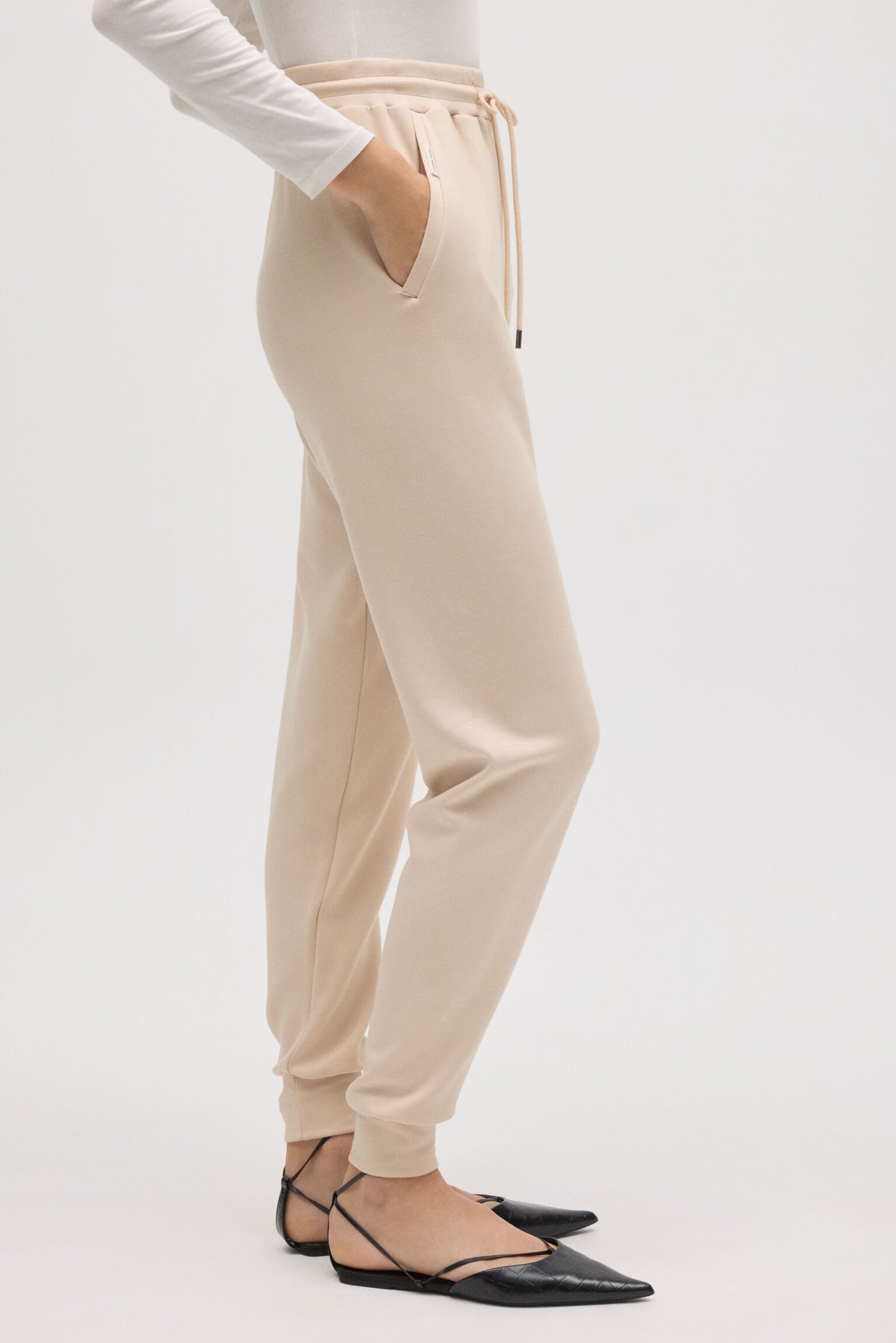 70685-3-pantalon-jogger-fluido-marfil