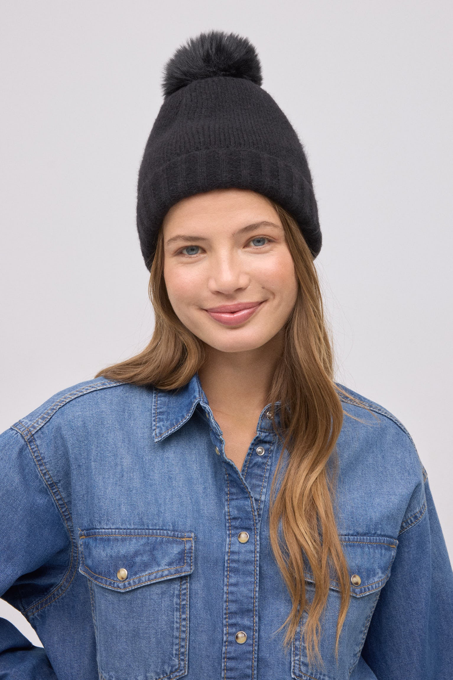 70688-3-gorro-con-pompon-negro
