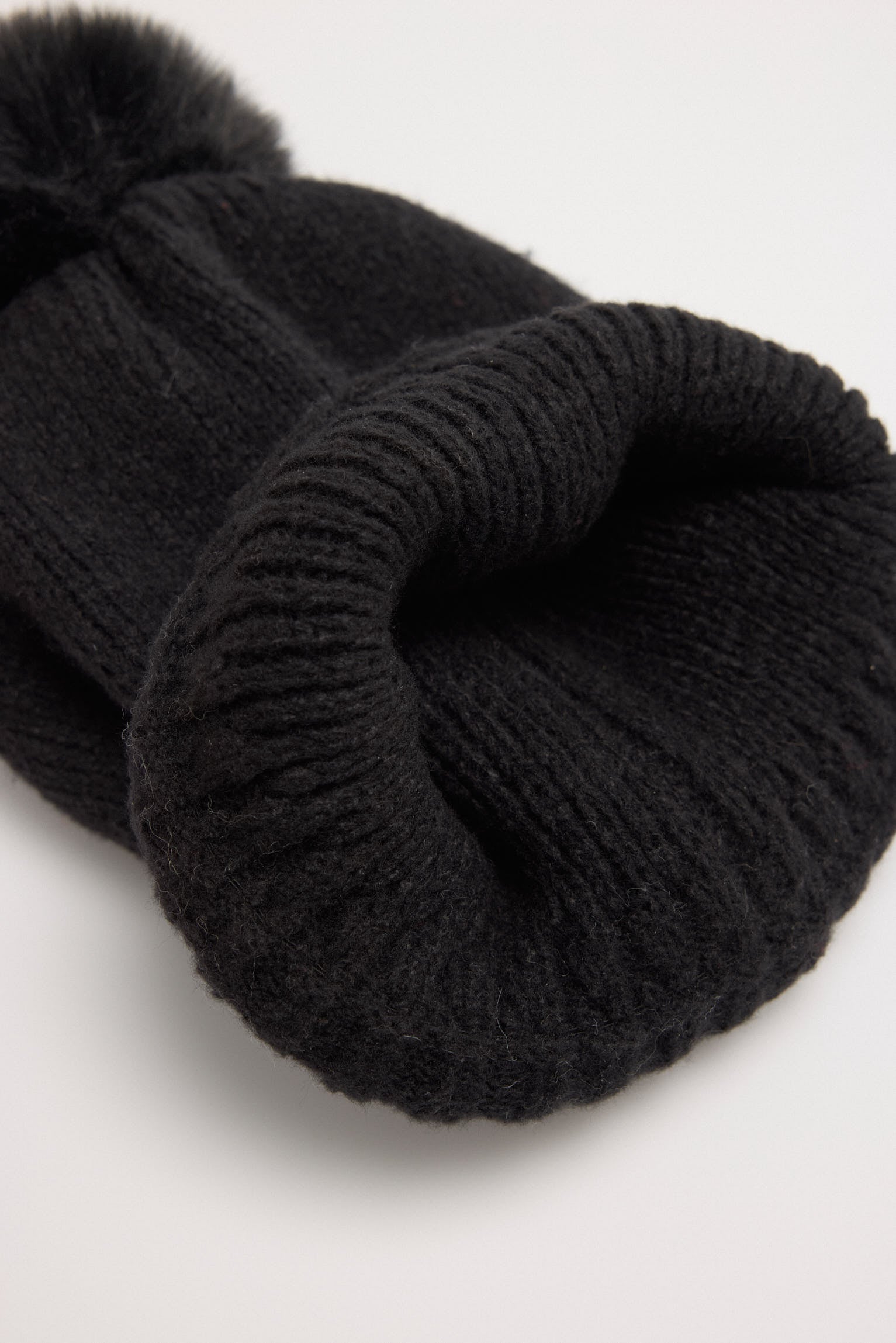 70688-4-gorro-con-pompon-negro