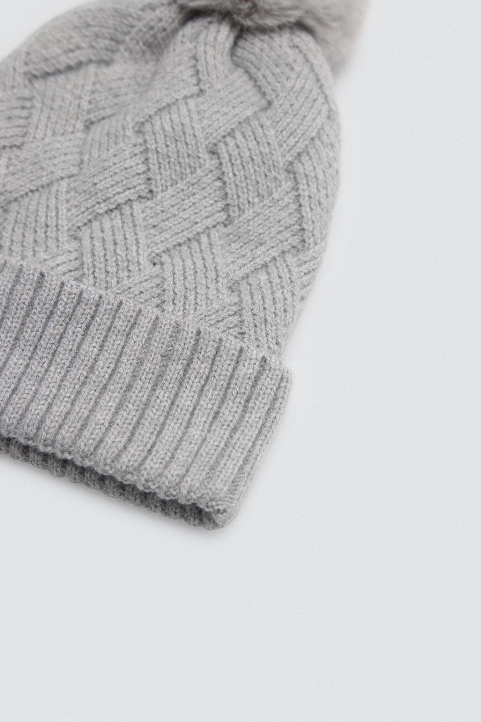 70690-2-gorro-afelpado-con-pompon
