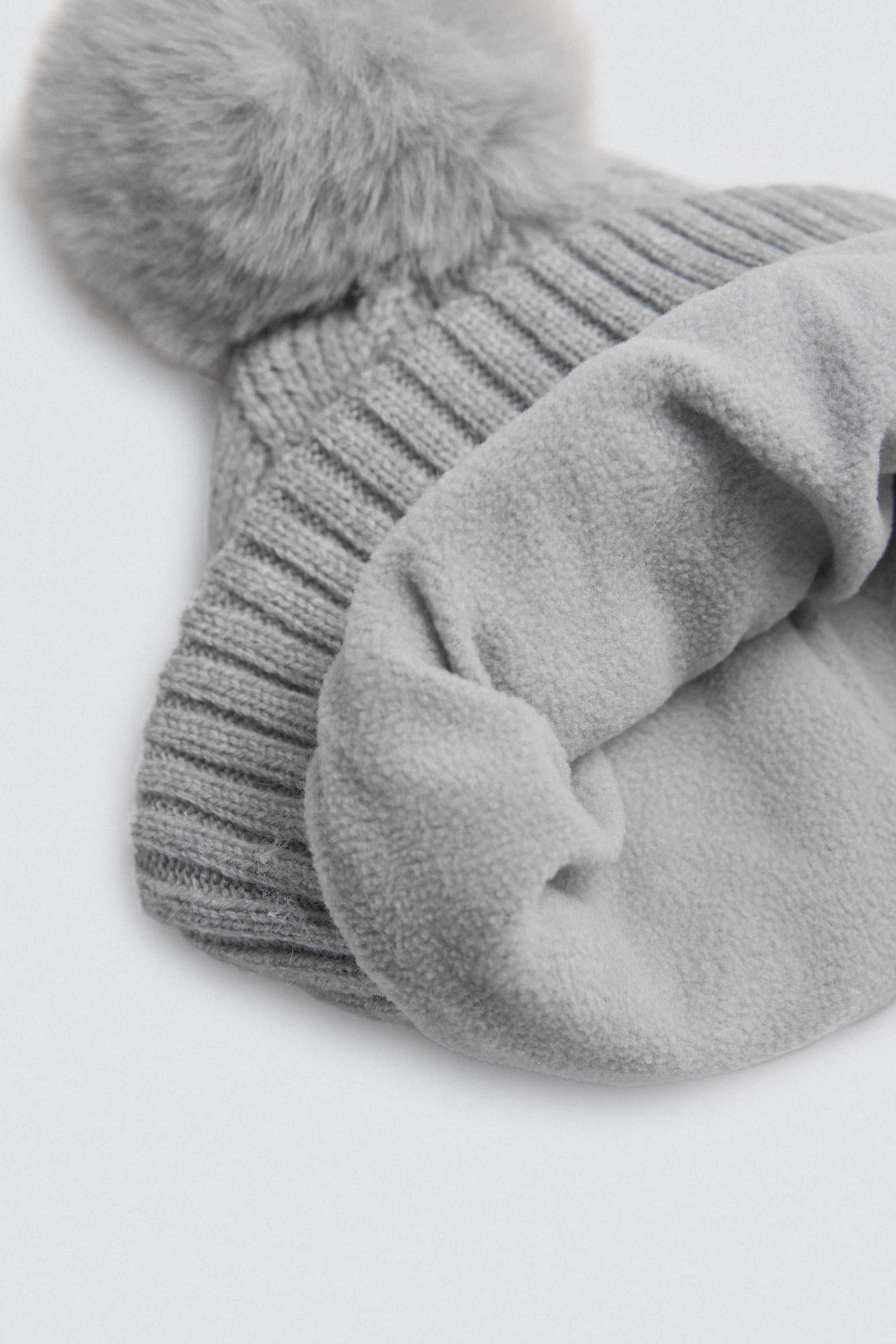 70690-3-gorro-afelpado-con-pompon