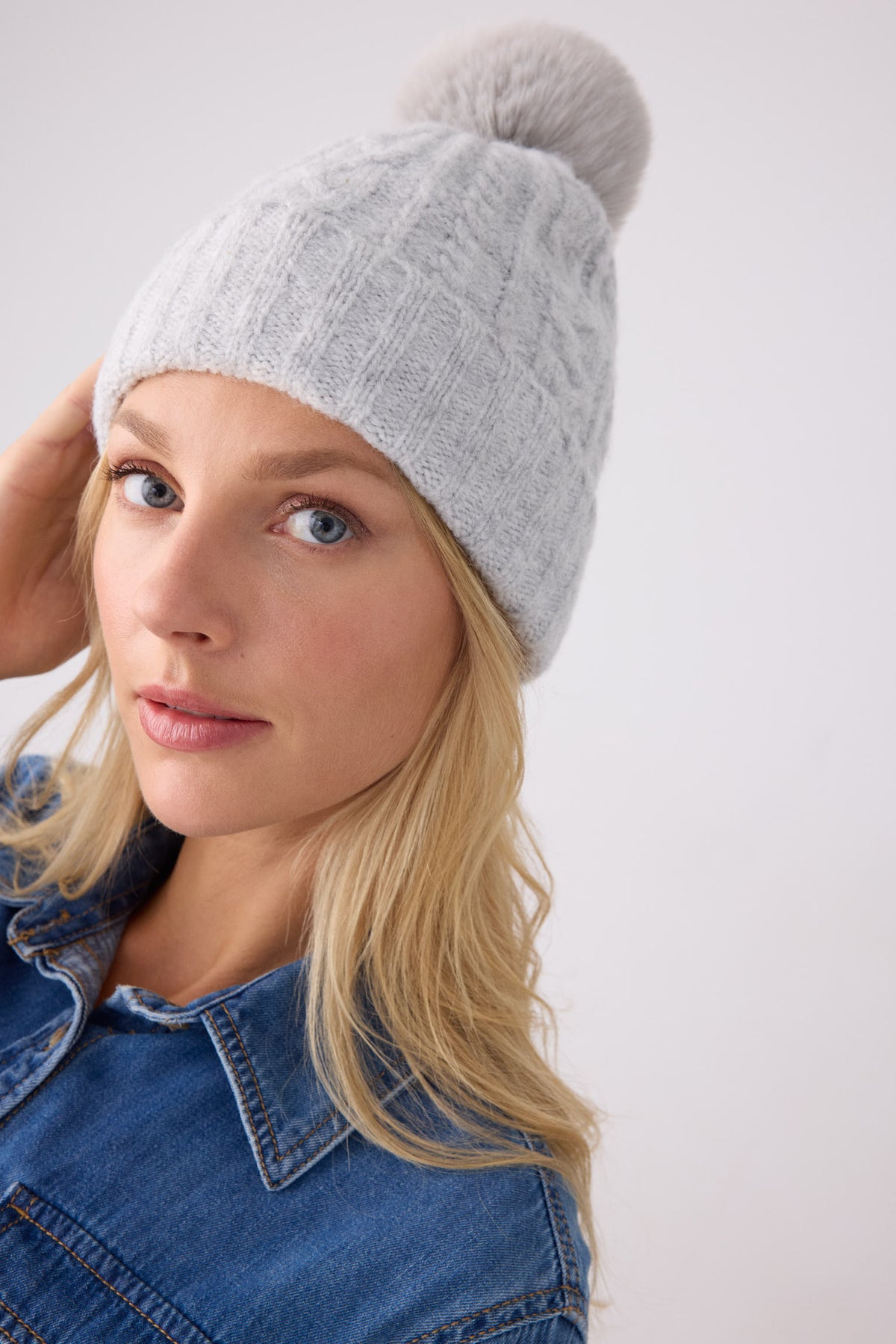 Gorro de punto para mujer detalle pompón forro polar gris