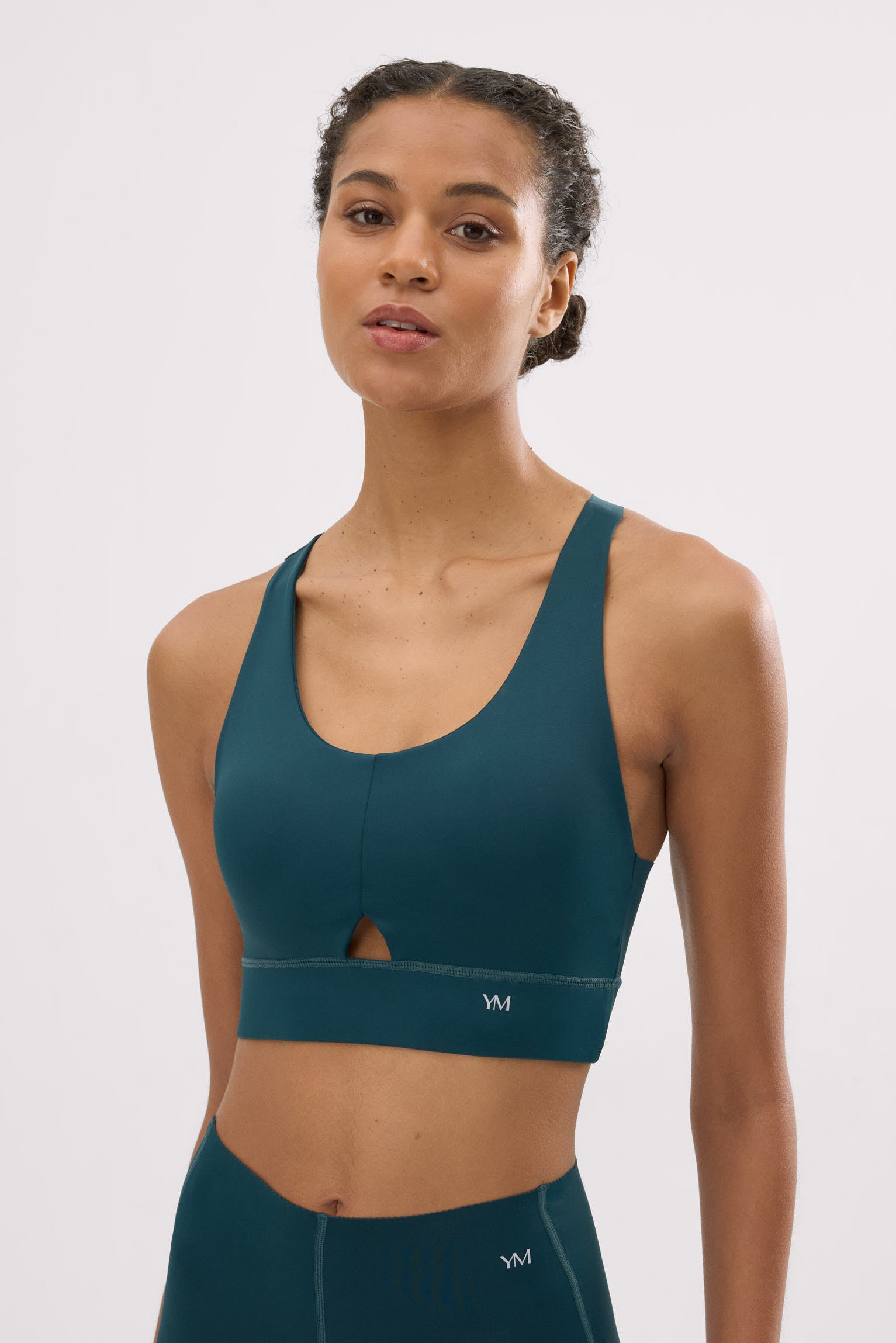 Sujetador deportivo Compressive detalle abertura verde botella - Ysabel Mora