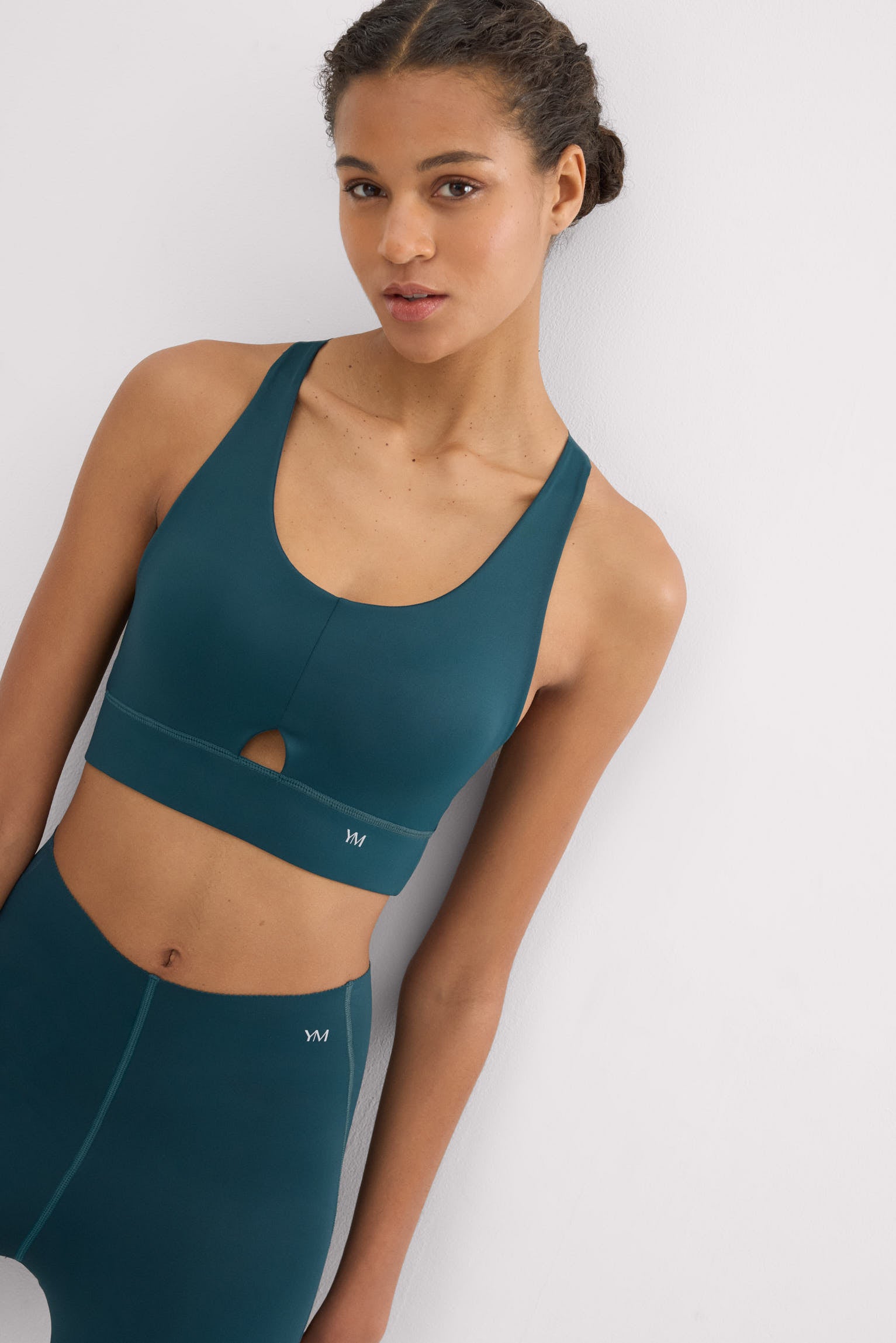 Sujetador deportivo Compressive detalle abertura verde botella - Ysabel Mora