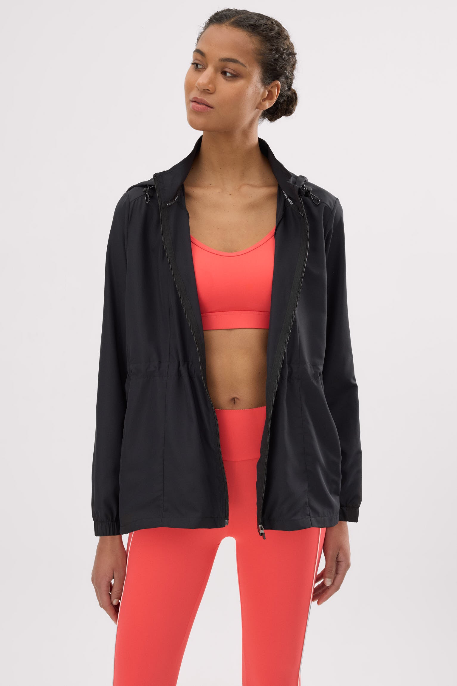 Chaqueta deportiva cortavientos con capucha y bolsillos negra - Ysabel Mora