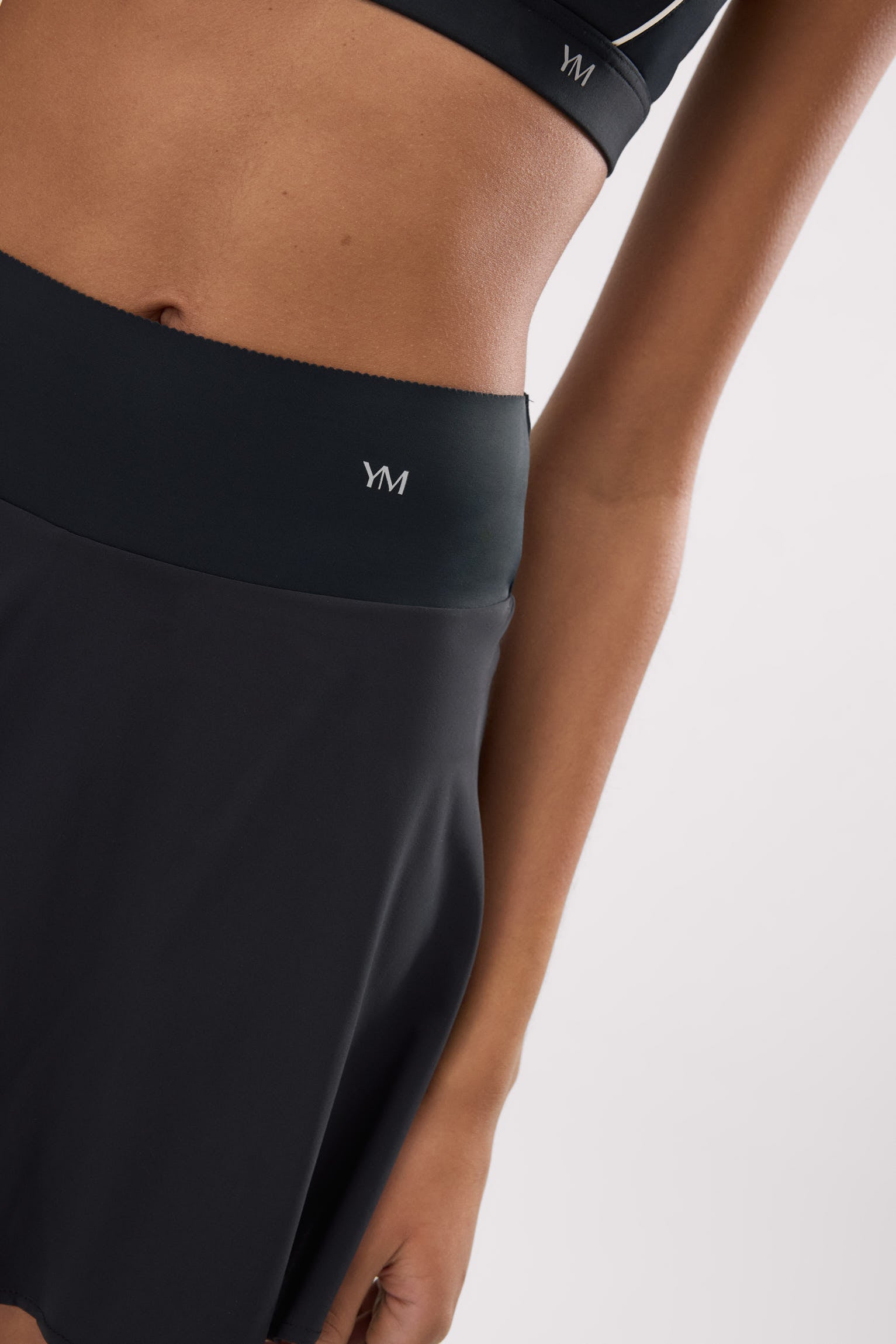 Falda deportiva Compressive con short y bolsillo interior negra - Ysabel Mora