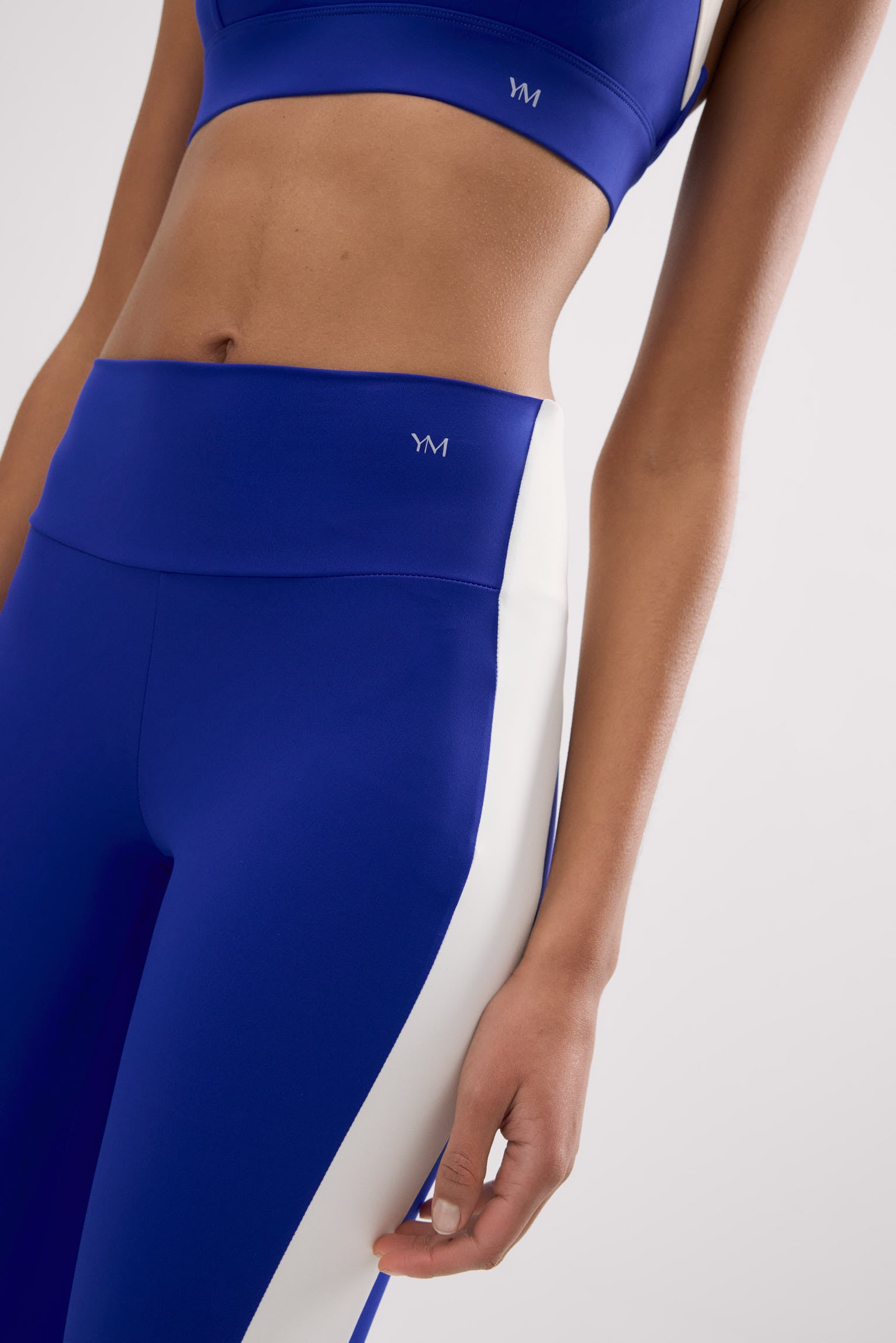 Leggings deportivos largos efecto push-up azul índigo con franja en contraste - Ysabel Mora