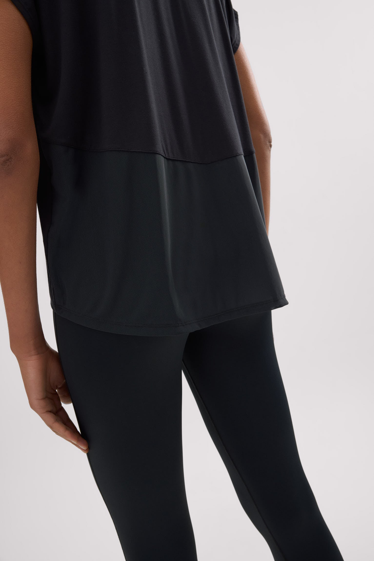 Camiseta deportiva manga corta fluida negra - Ysabel Mora