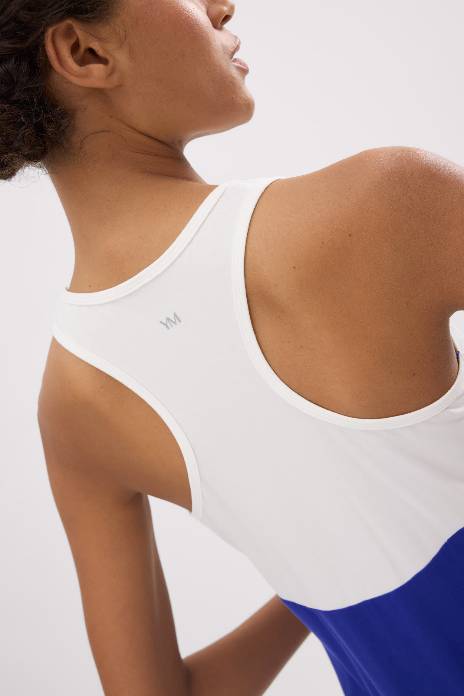 Camiseta deportiva tirantes nadadora blanca y azul índigo - Ysabel Mora