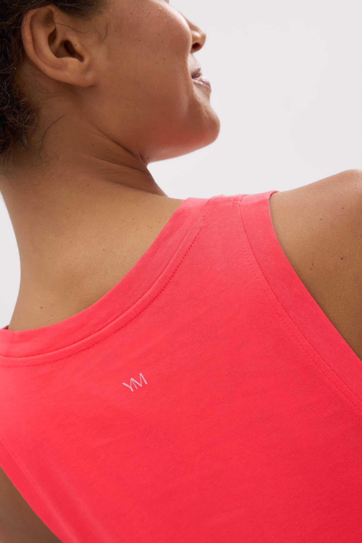 Camiseta deportiva tirantes larga fluida coral - Ysabel Mora