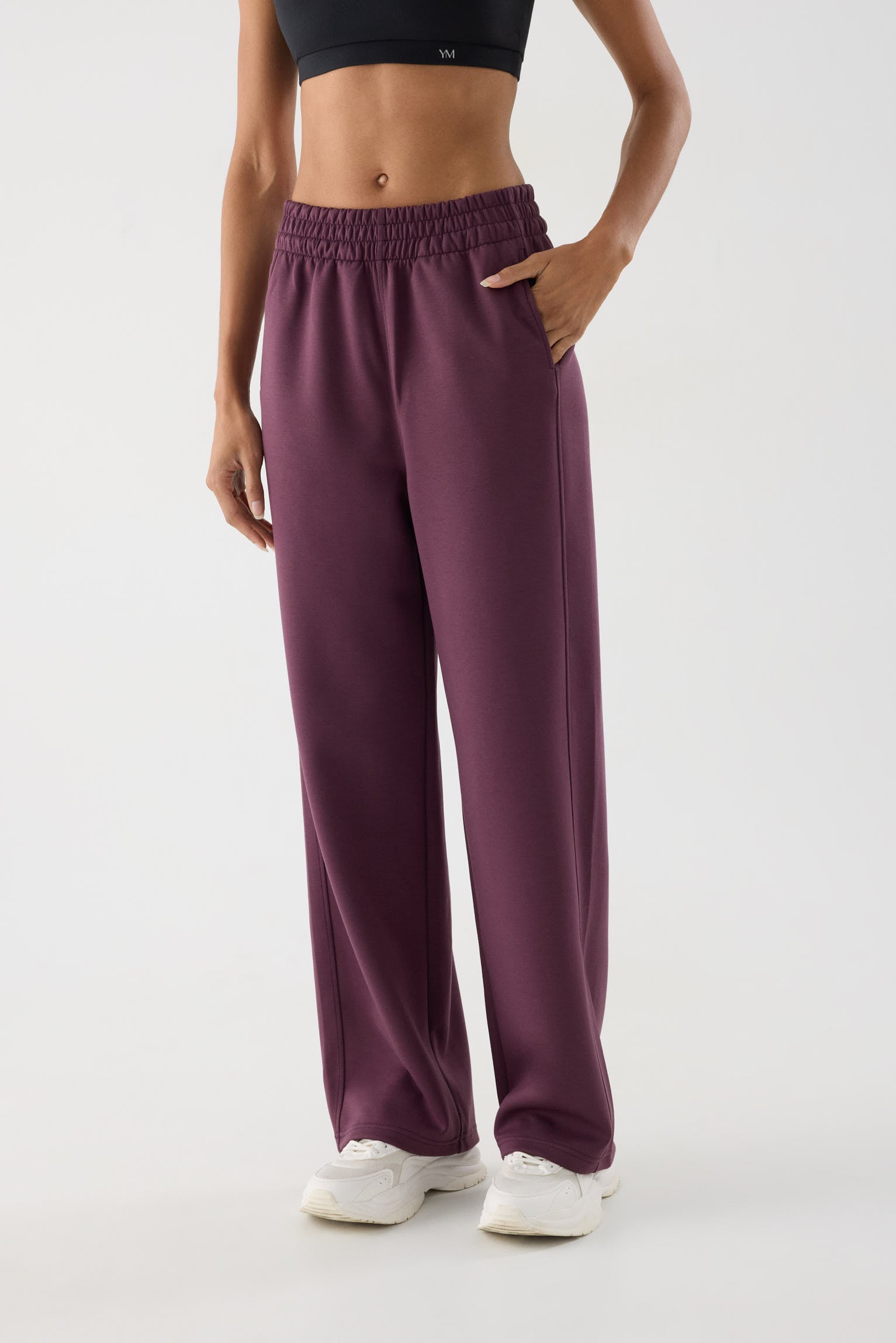 pantalón deportivo mujer Slowloom en granate cherry lacquer vista principal en look deportivo tejido suave para conjunto comfy