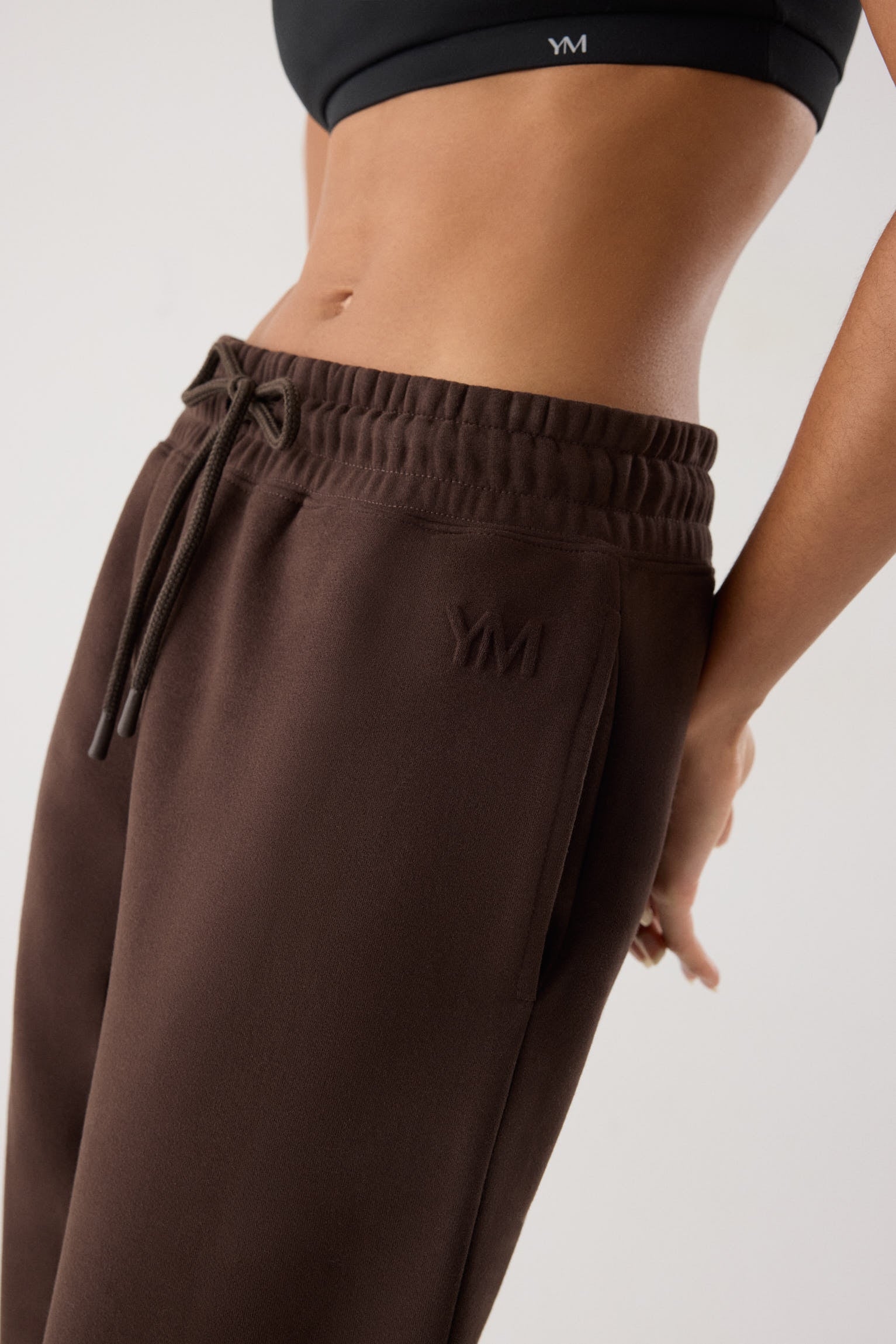 jogger deportivo mujer Slowloom en marrón dark chocolate vista lateral del conjunto fitness patrón relajado para el día a día