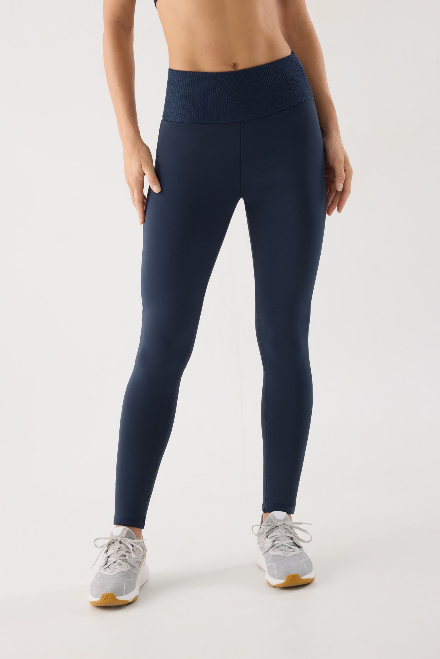 leggings deportivos térmicos pitillo tiro alto termicos en azul noche vista principal en look deportivo calidad ultra termicos para entrenar con frío