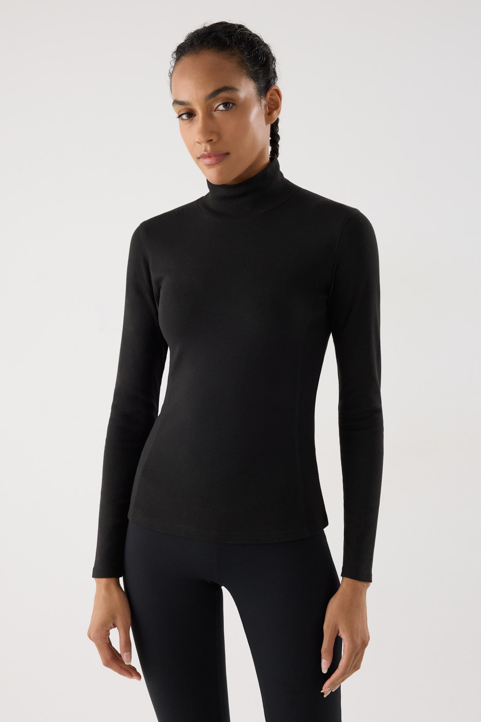 camiseta deportiva térmica termicos en negro vista principal en look deportivo tejido térmico para mantener el confort