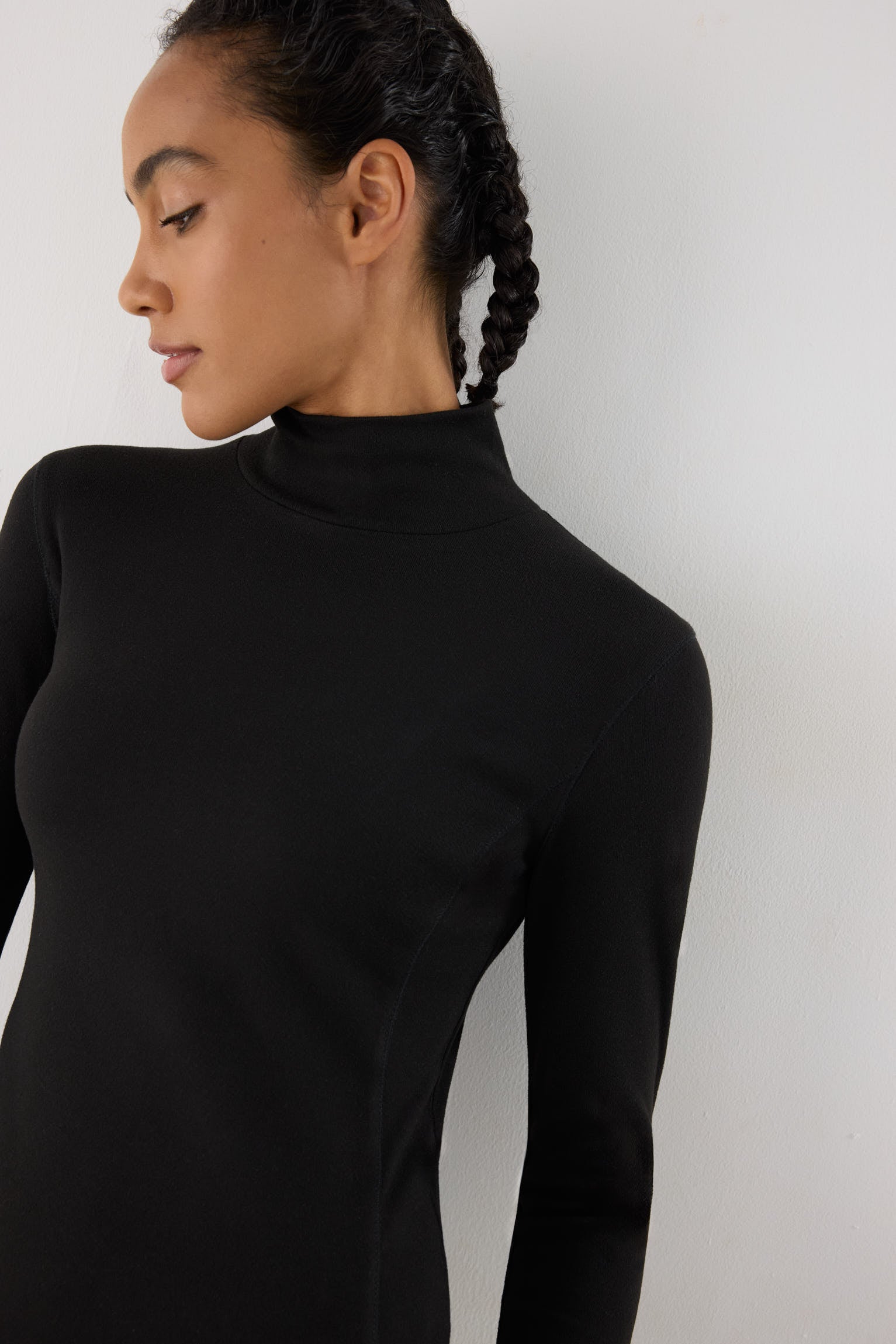 camiseta deportiva térmica termicos en negro detalle ajuste silueta tejido térmico para mantener el confort