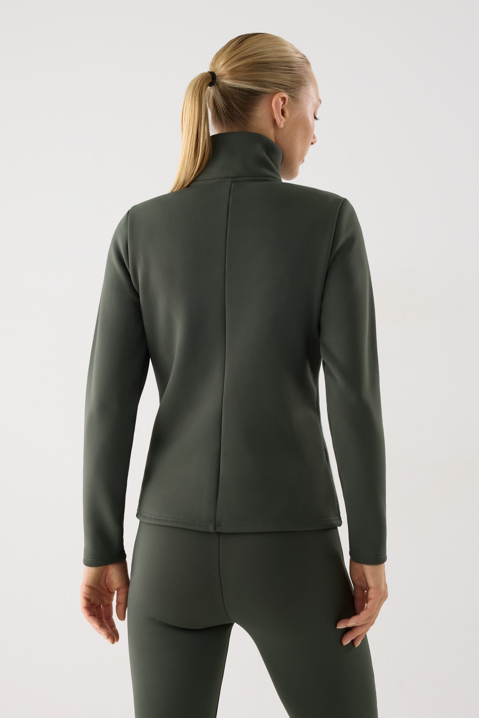 chaqueta deportiva térmica termicos oscuro vista en movimiento para entrenamientos calidad ultra termicos para exterior entrenamiento
