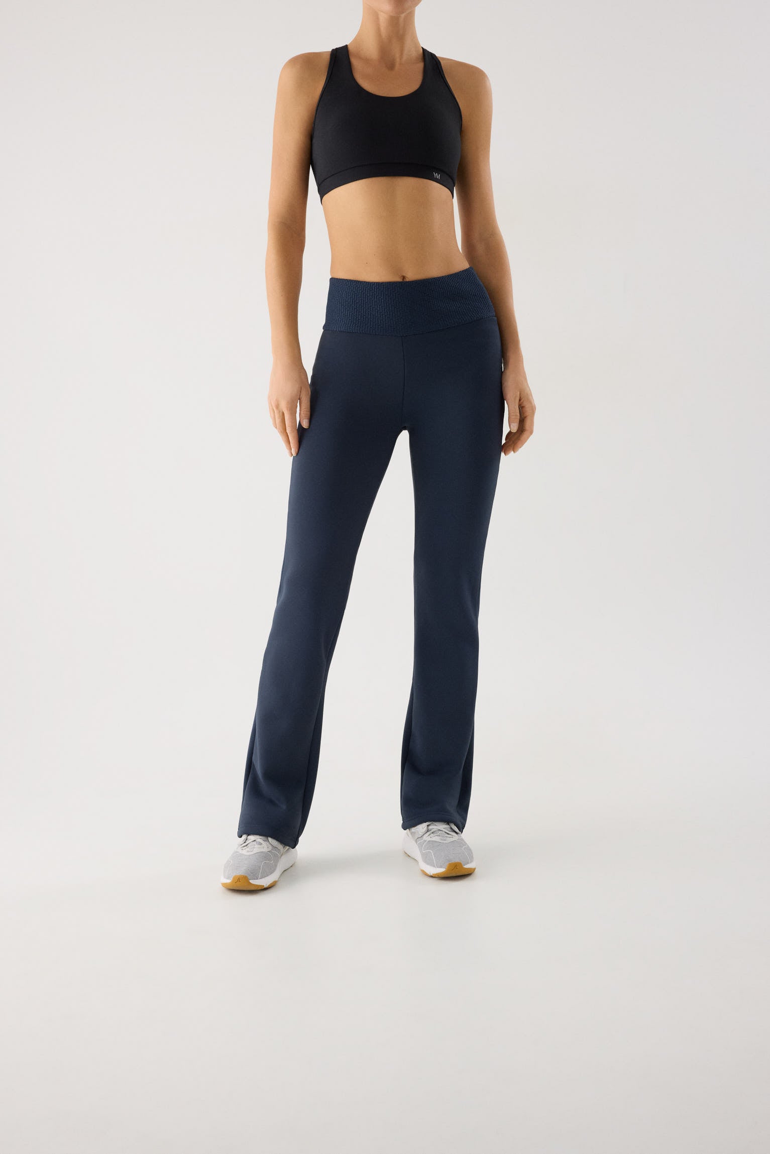 leggings deportivos térmicos acampanados termicos en azul noche vista principal en look deportivo tiro alto calidad ultra termicos