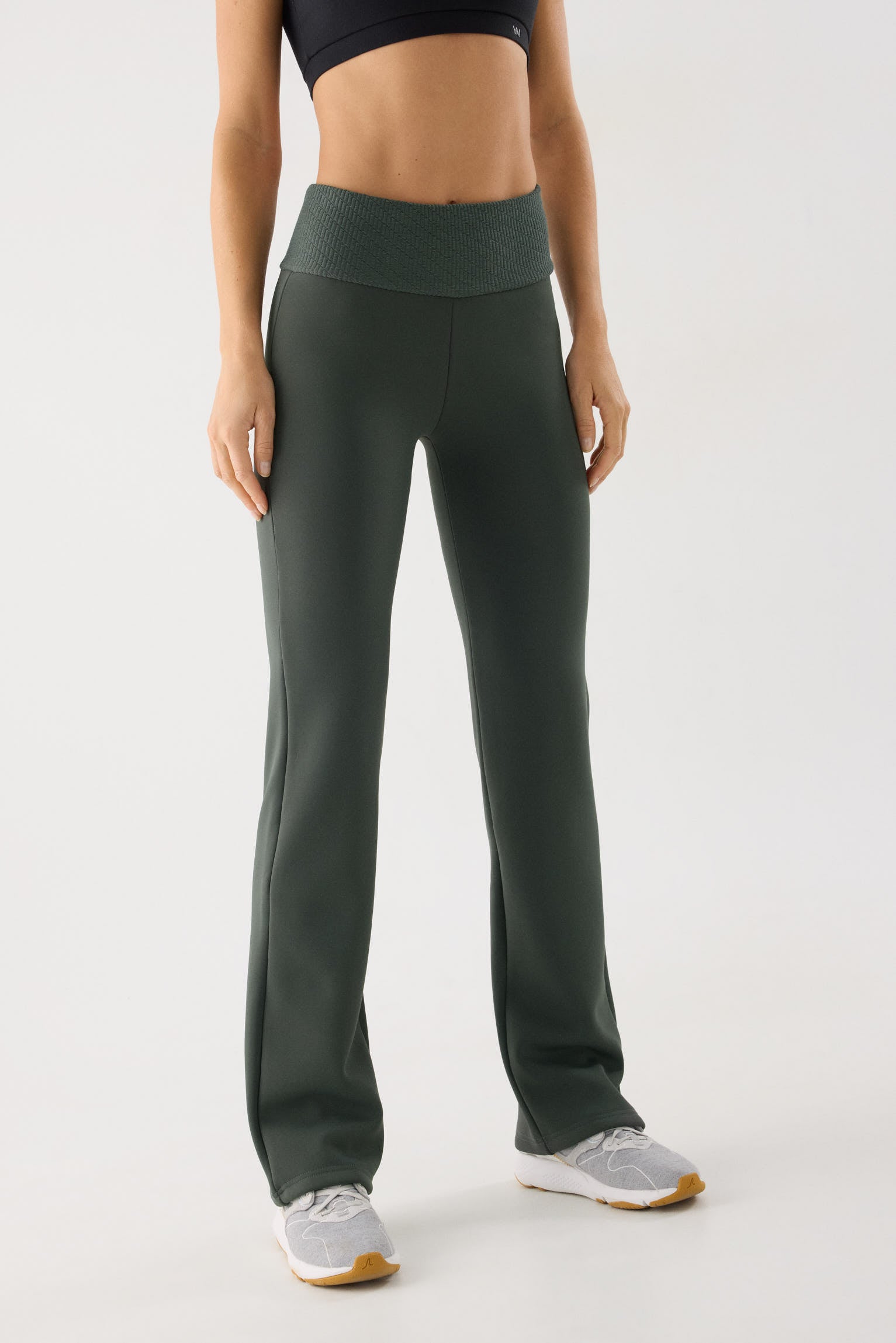 leggings deportivos térmicos acampanados termicos oscuro vista principal en look deportivo tiro alto calidad ultra termicos