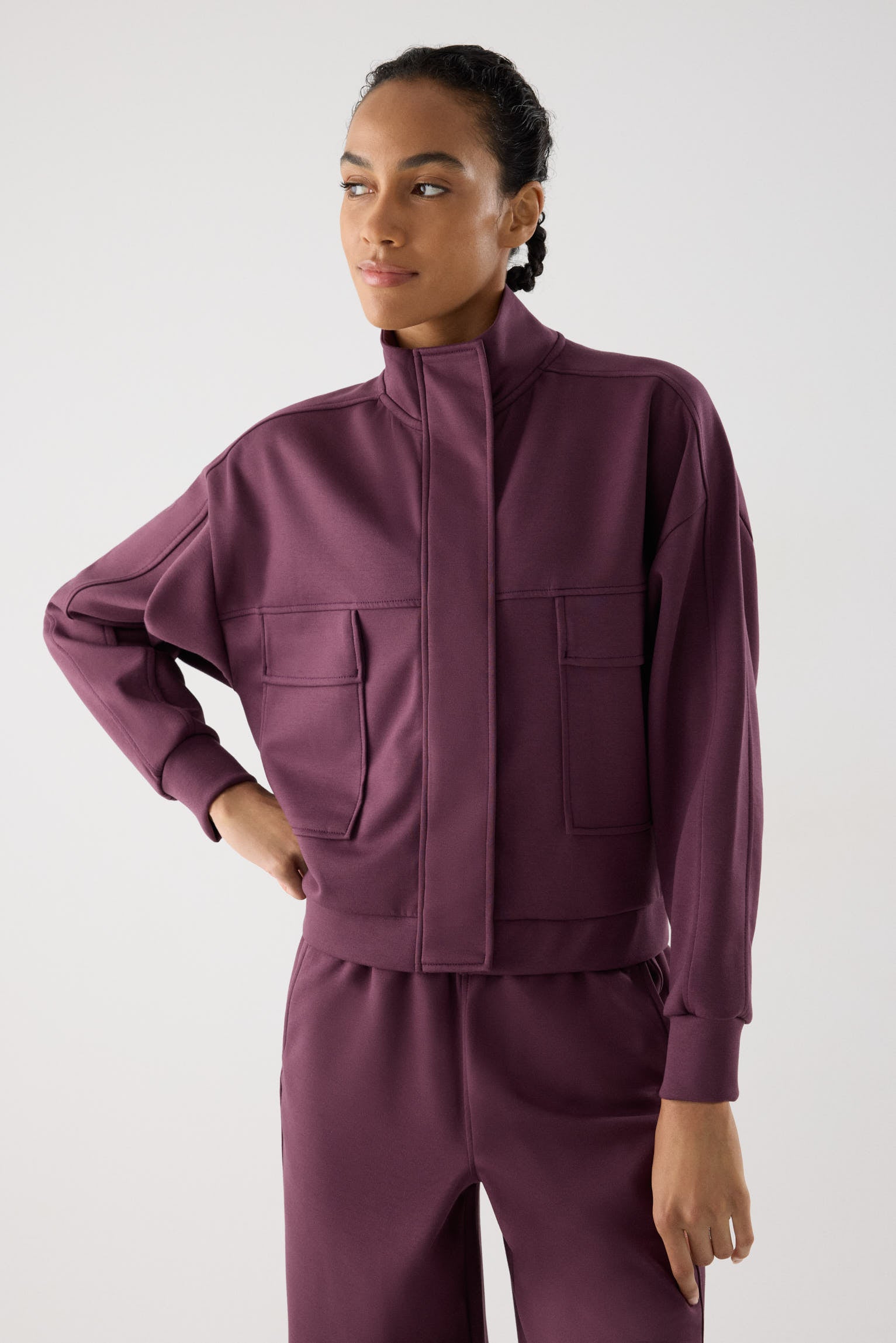 chaqueta deportiva mujer Slowloom en granate cherry lacquer vista principal en look deportivo corte cómodo para conjunto casual