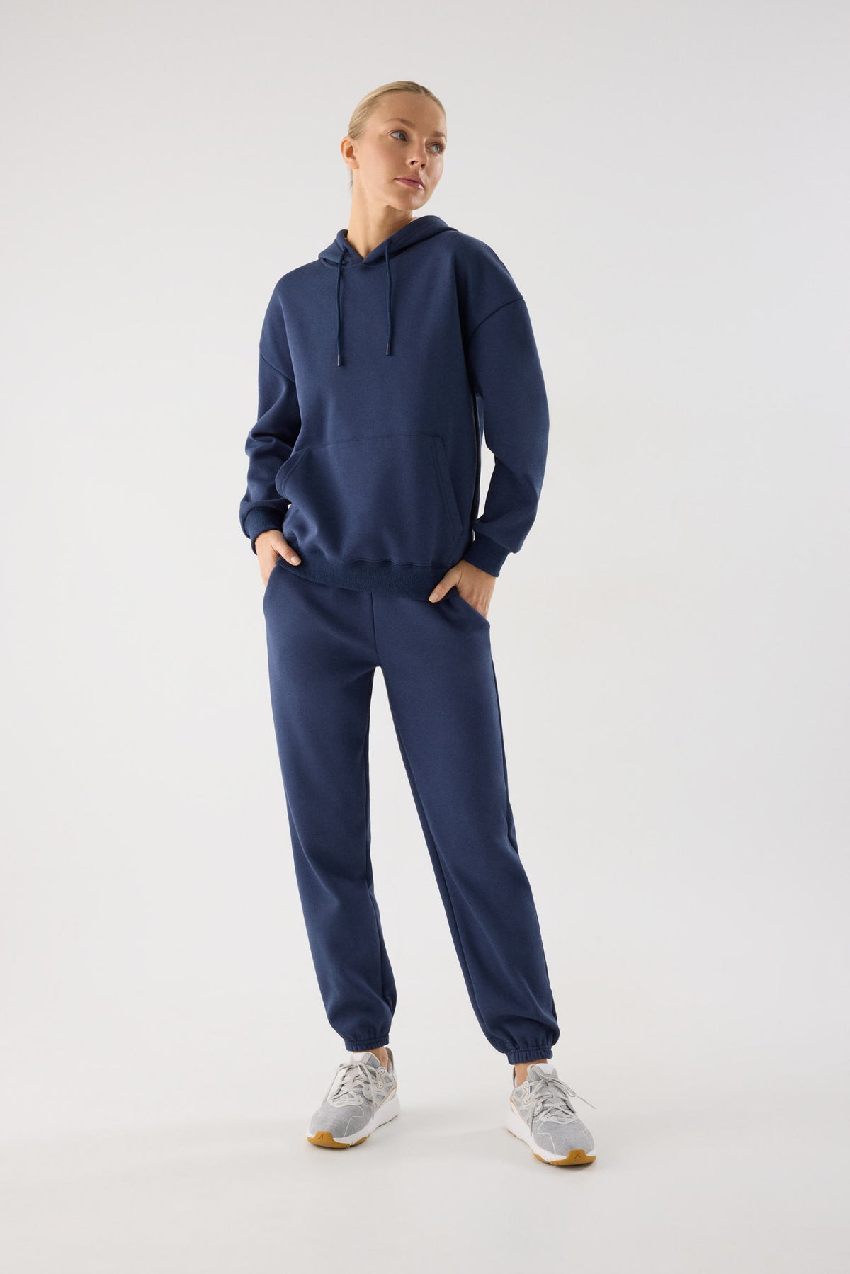 chándal deportivo mujer Slowloom en azul marino light blue vista principal en look deportivo tejido cálido family match