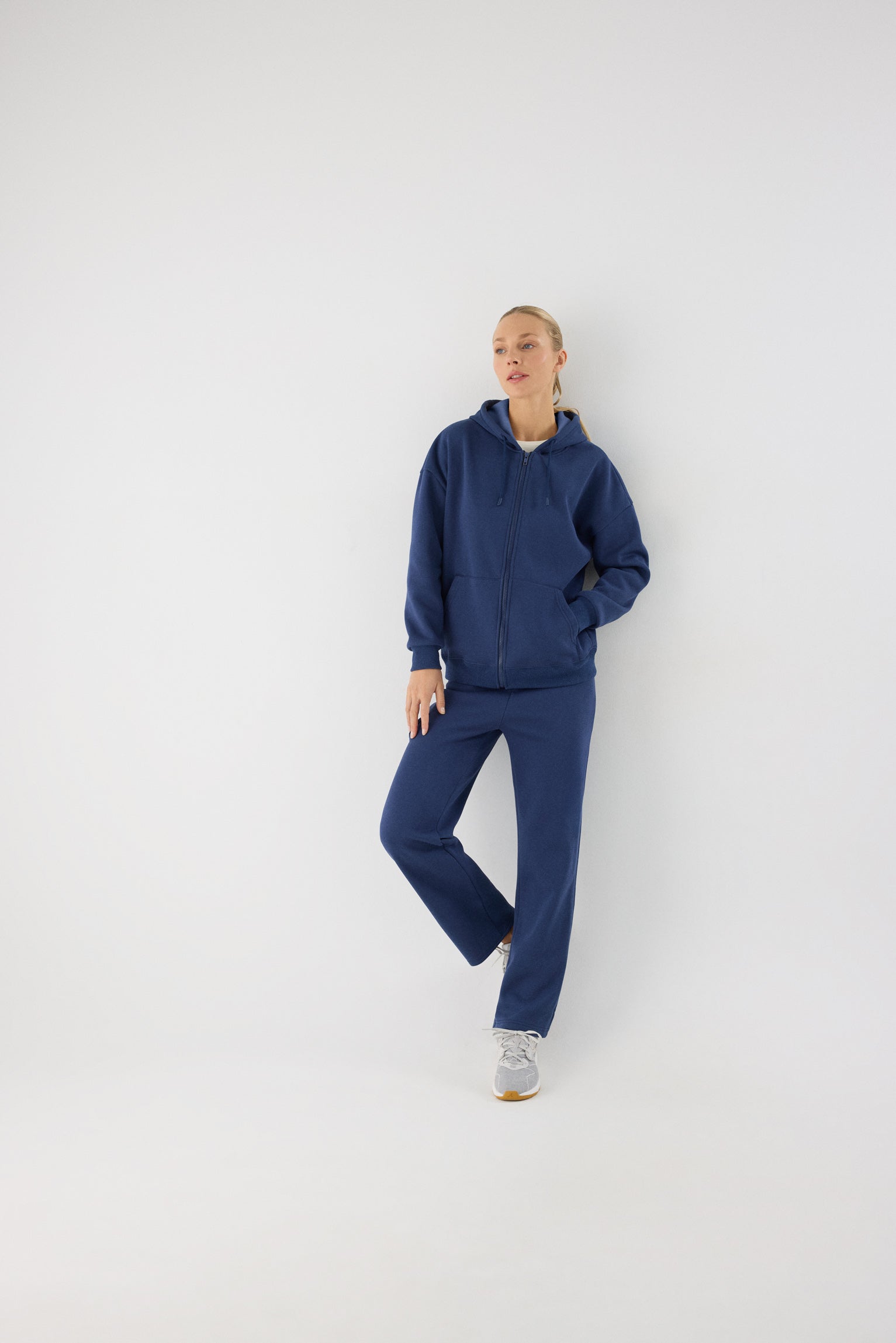 chándal deportivo mujer Slowloom en azul marino light blue detalle tejido acabado tejido cálido family match imagen 109
