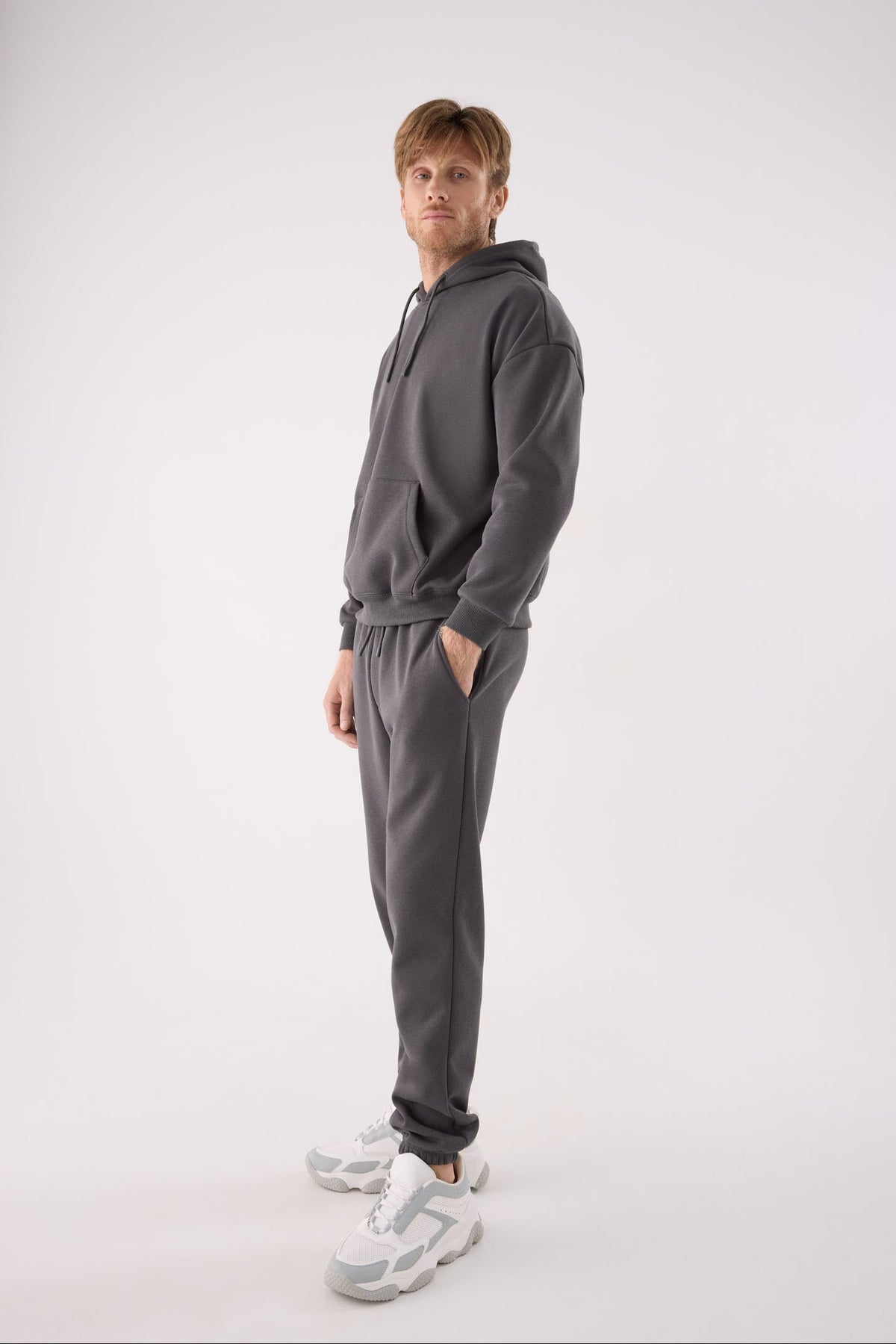 Pantalón deportivo hombre jogger afelpado con cintura ajustable gris marengo