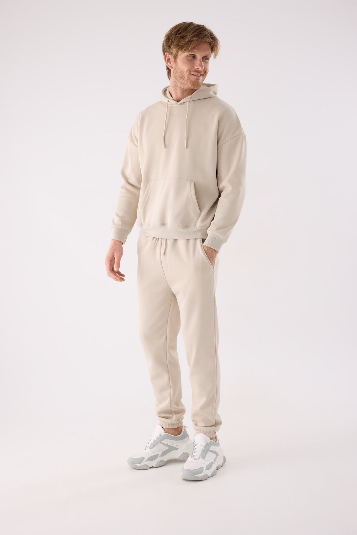 Pantalón deportivo hombre jogger afelpado con cintura ajustable beige