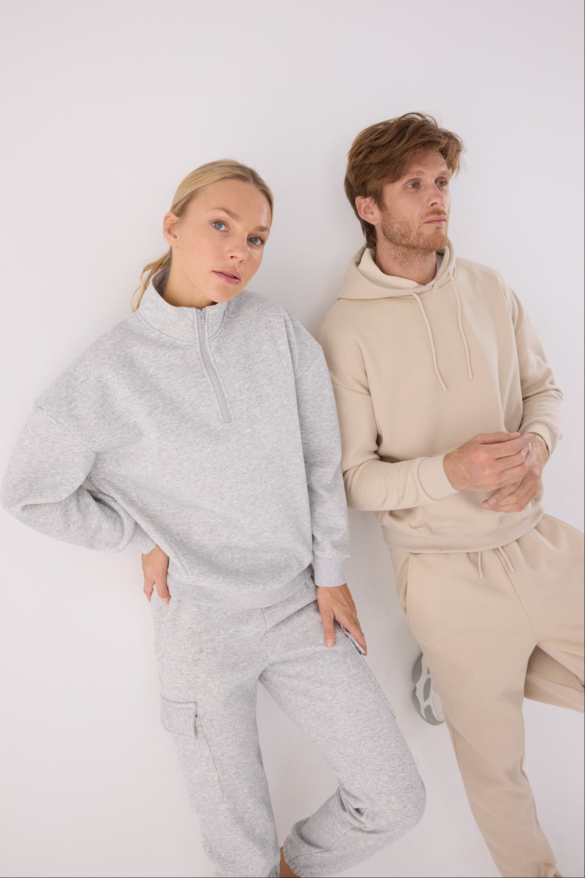 Sudadera deportiva hombre afelpada con capucha beige
