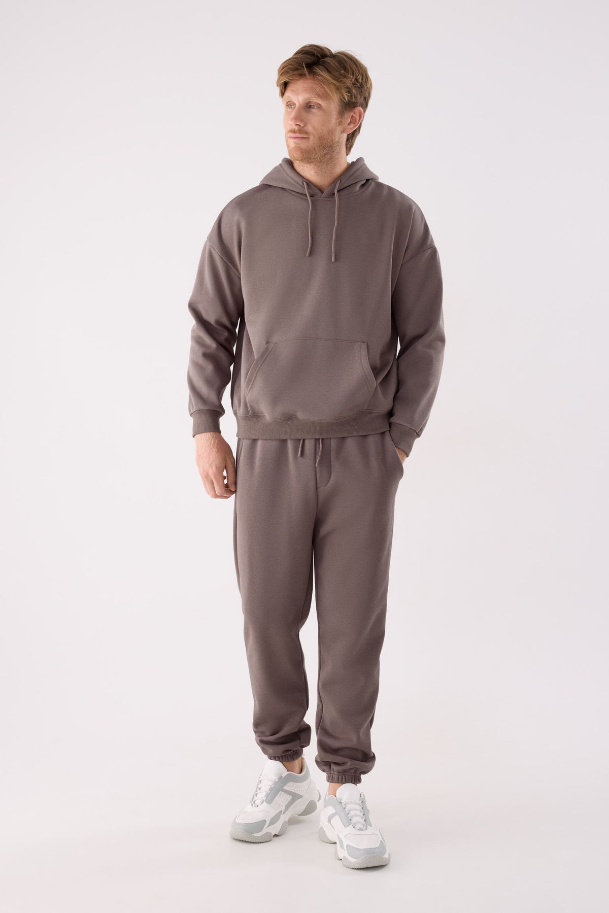 Pantalón deportivo hombre jogger afelpado con cintura ajustable marrón
