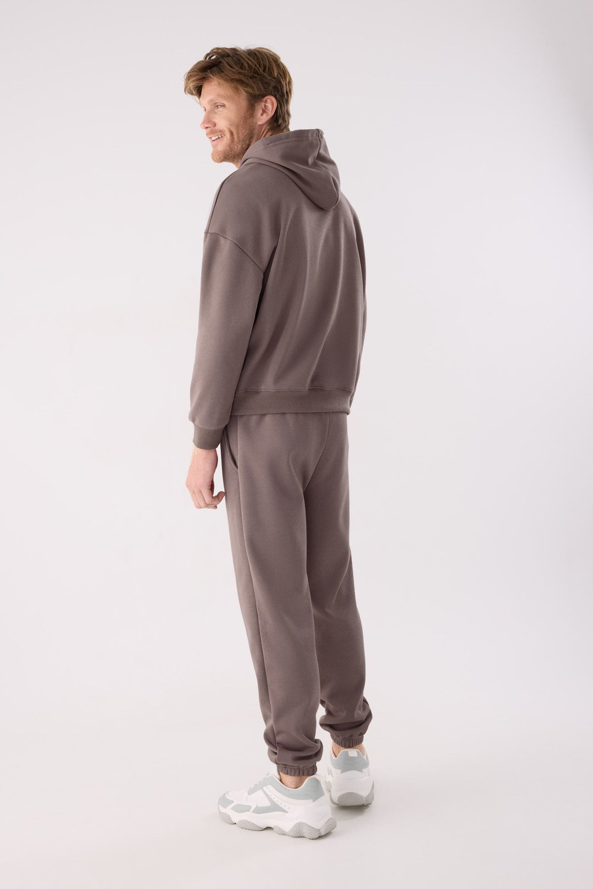 Pantalón deportivo hombre jogger afelpado con cintura ajustable marrón