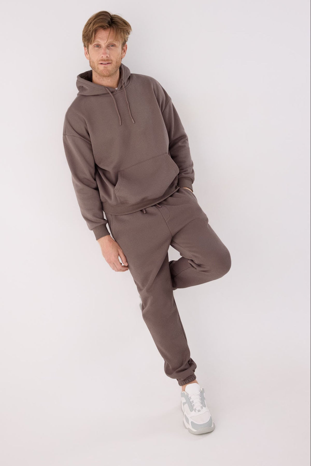 Pantalón deportivo hombre jogger afelpado con cintura ajustable marrón