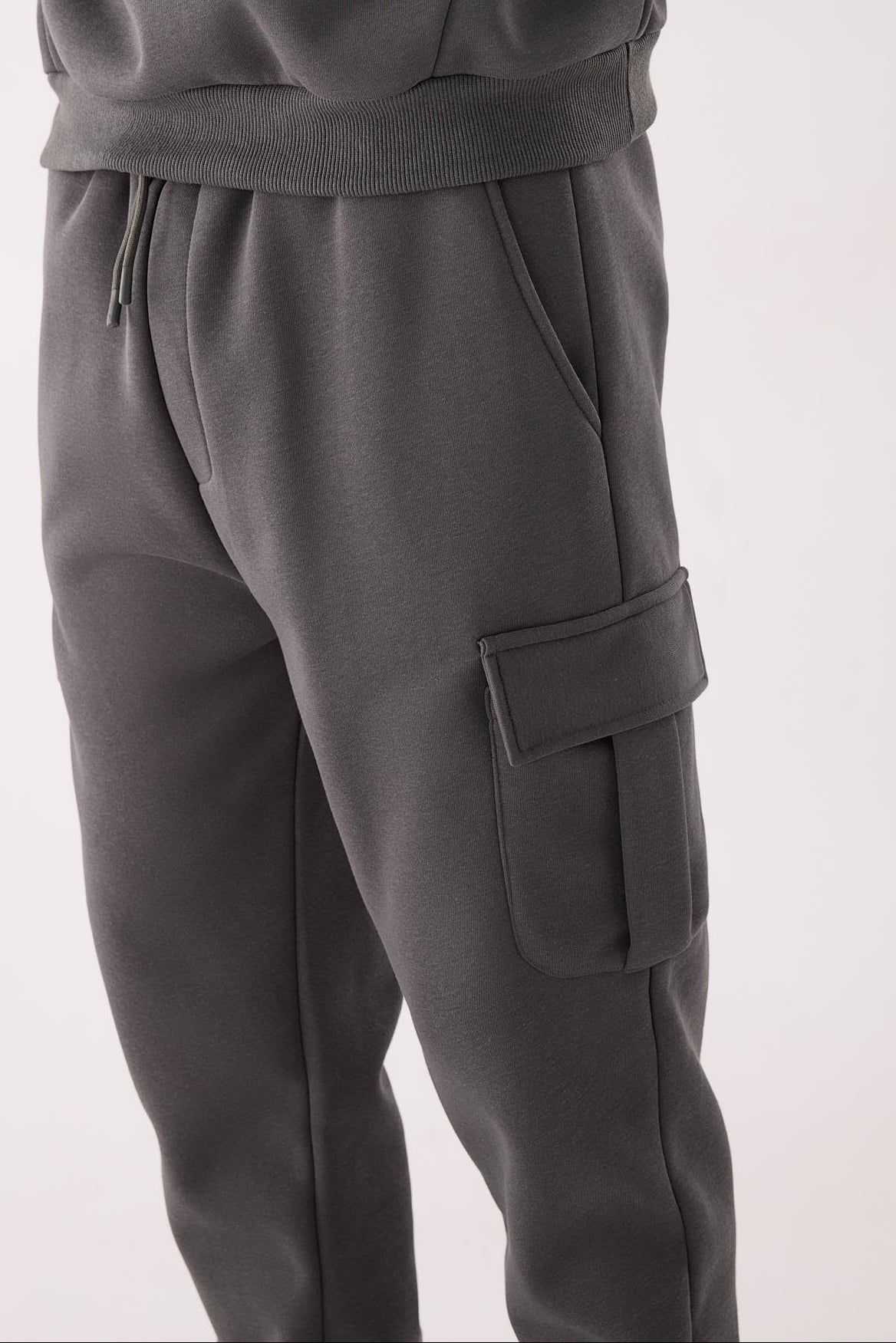 Pantalón deportivo hombre cargo afelpado con cintura ajustable gris marengo