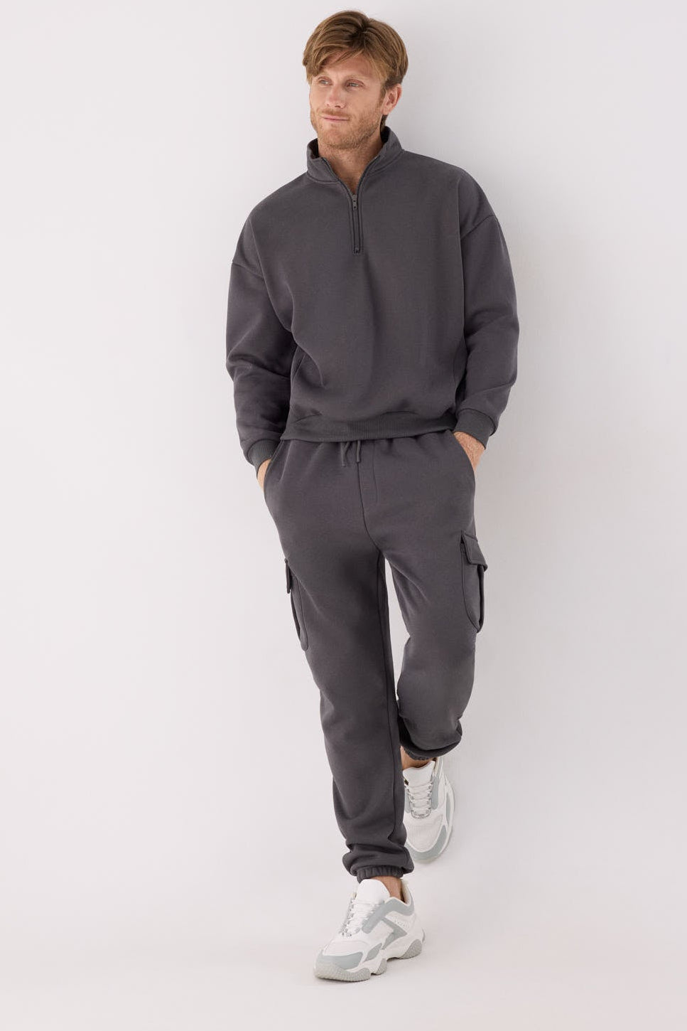 Pantalón deportivo hombre cargo afelpado con cintura ajustable gris marengo