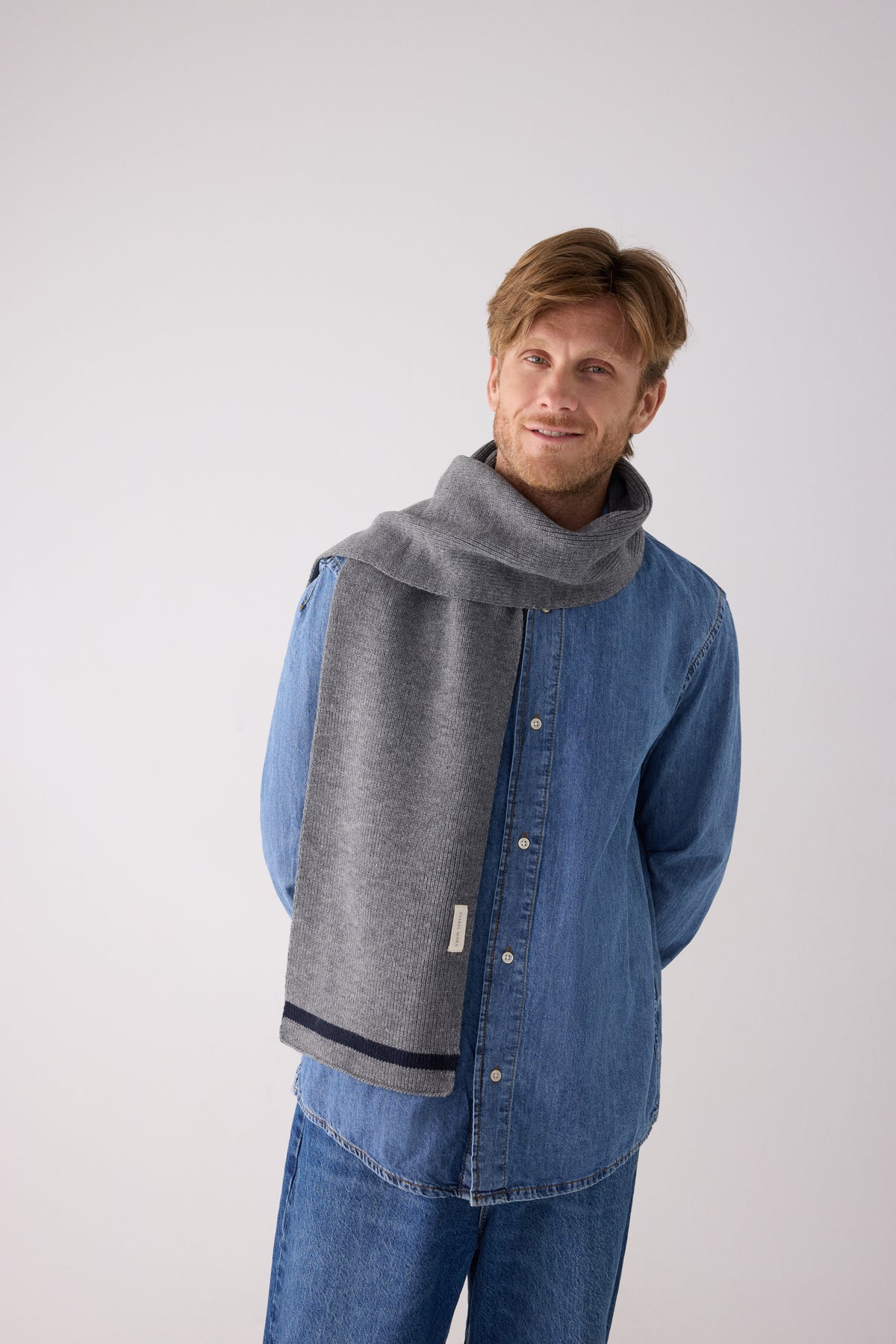 Bufanda de punto para hombre con rayas gris