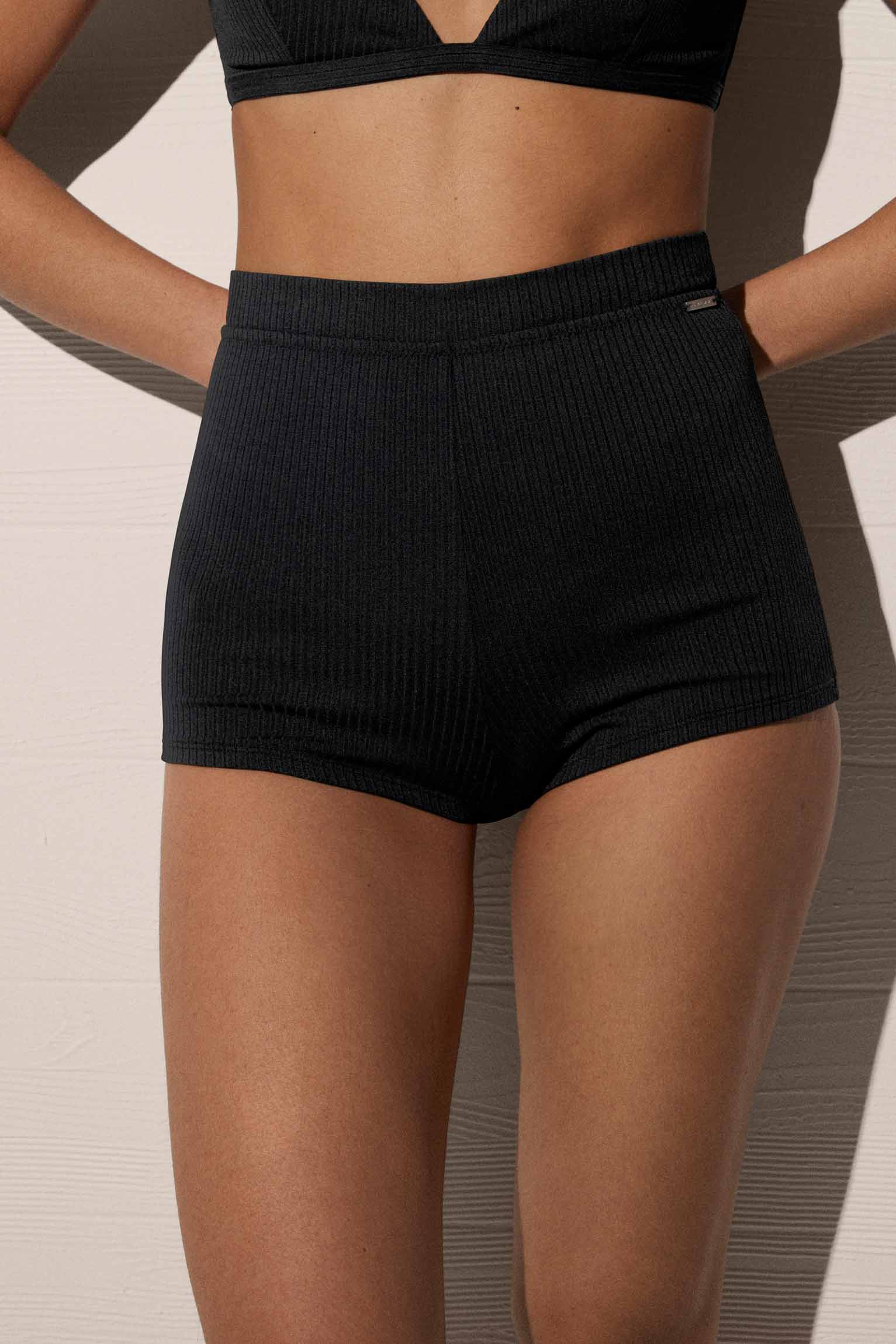 Braga bikini tipo short de cintura alta con textura de rayas negra - Ysabel Mora