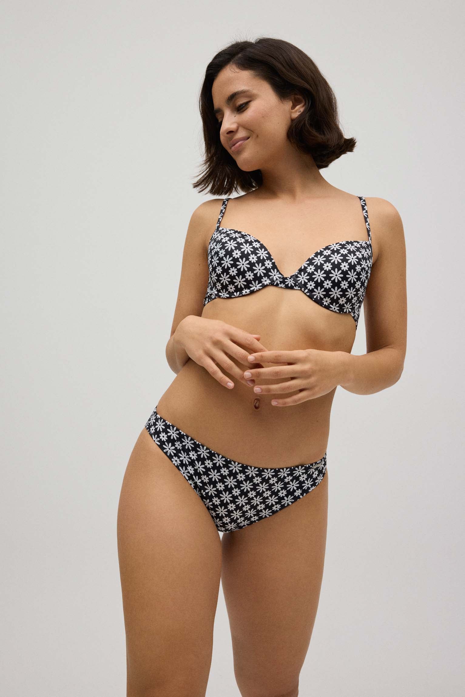 Top bikini aro clásico flores blanco y negro copa B - Ysabel Mora