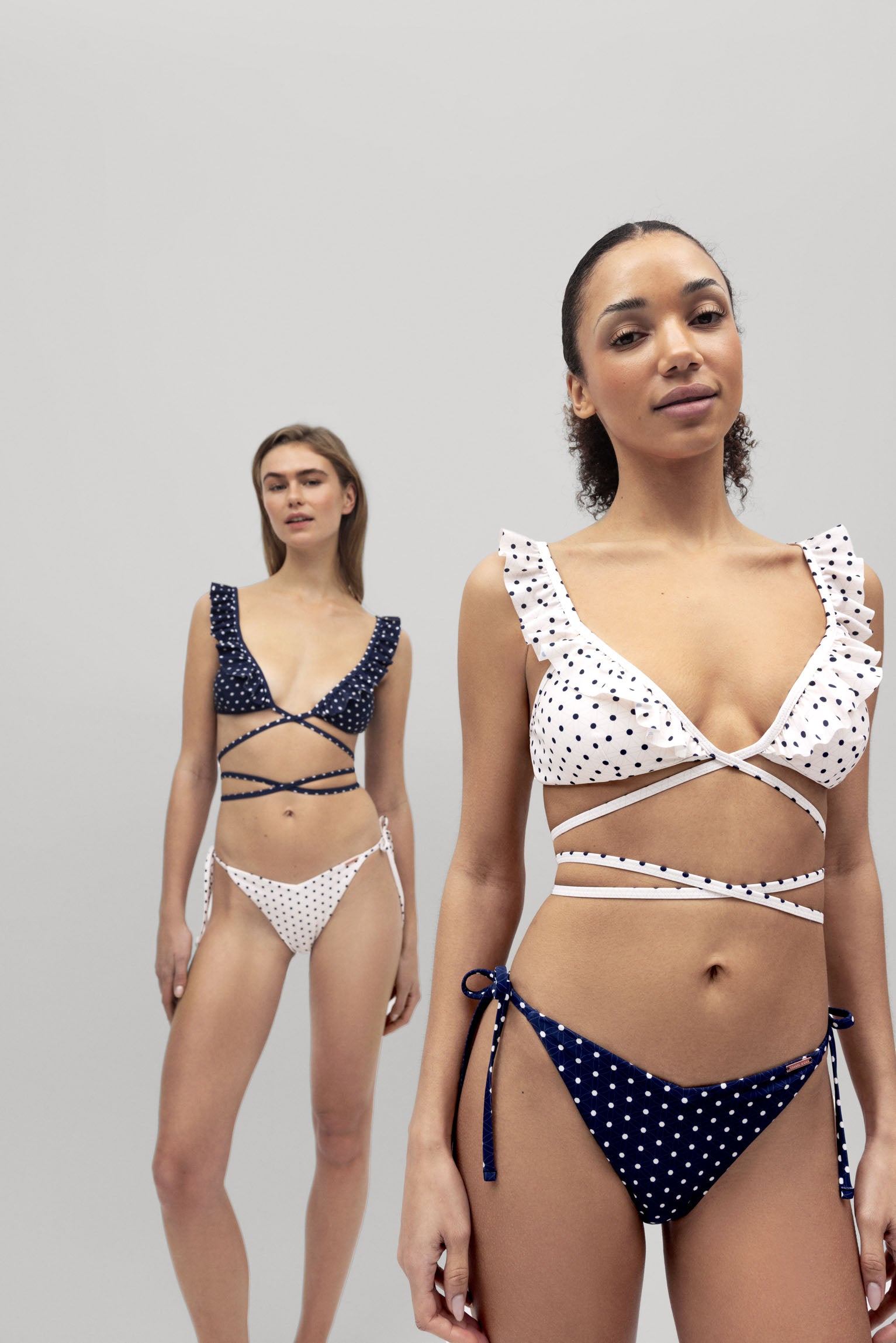 Top bikini triángulo lunares blanco copa B - Ysabel Mora