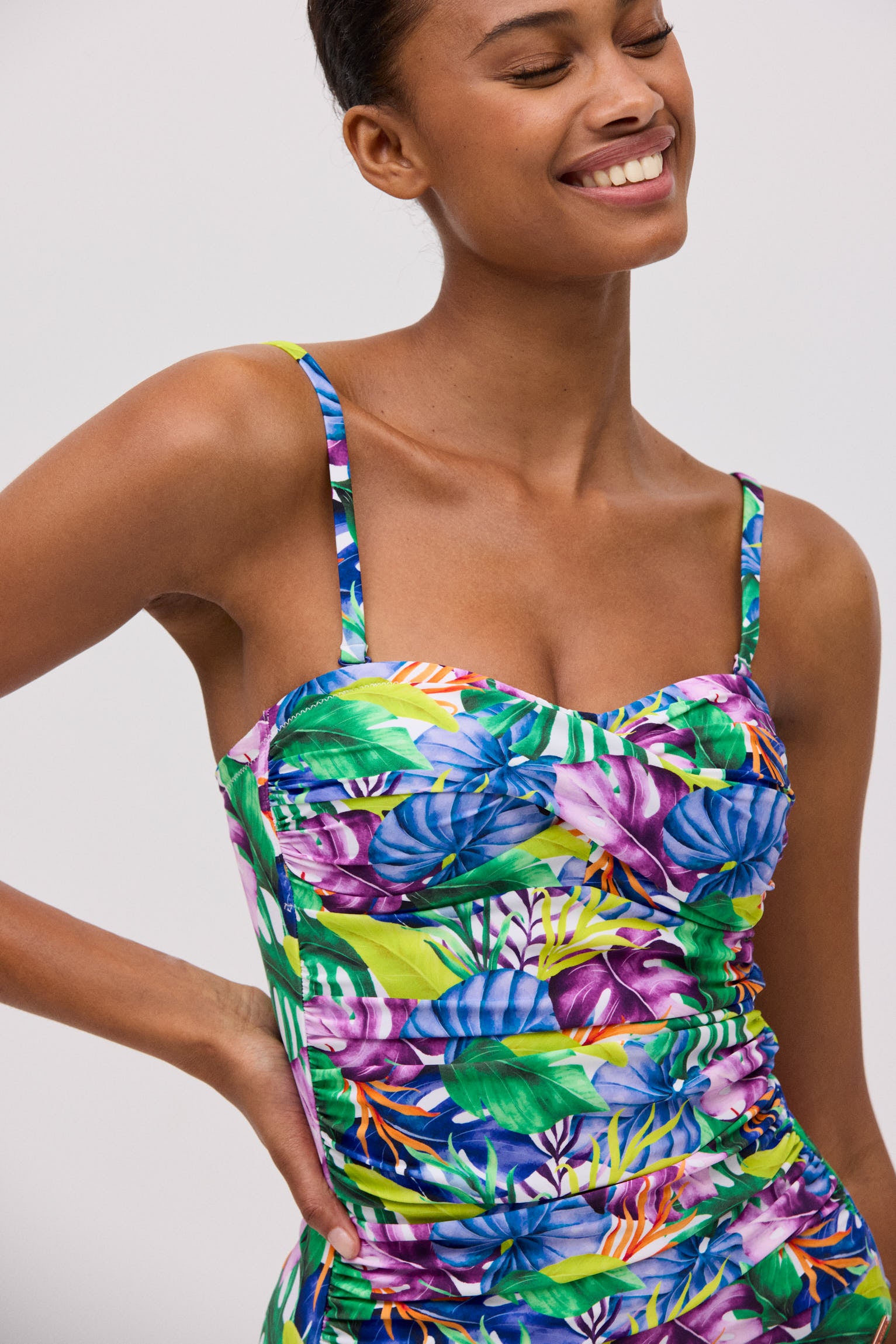 83032-3-banador-badeau-reductor-estampado-tropical-mujer-ysabel-mora-multicolor