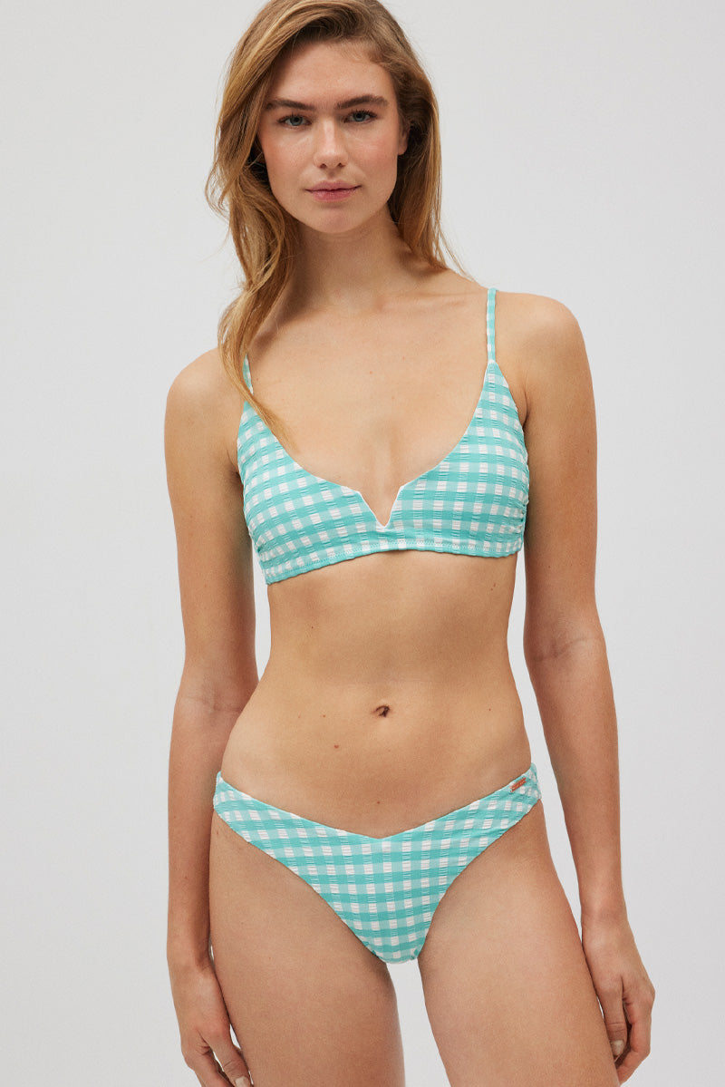Top bikini triángulo vichy con textura azul celeste copa B