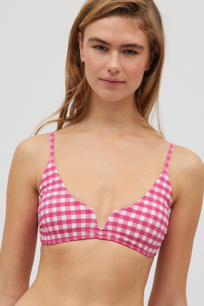 Top bikini triángulo vichy con textura rosa copa B