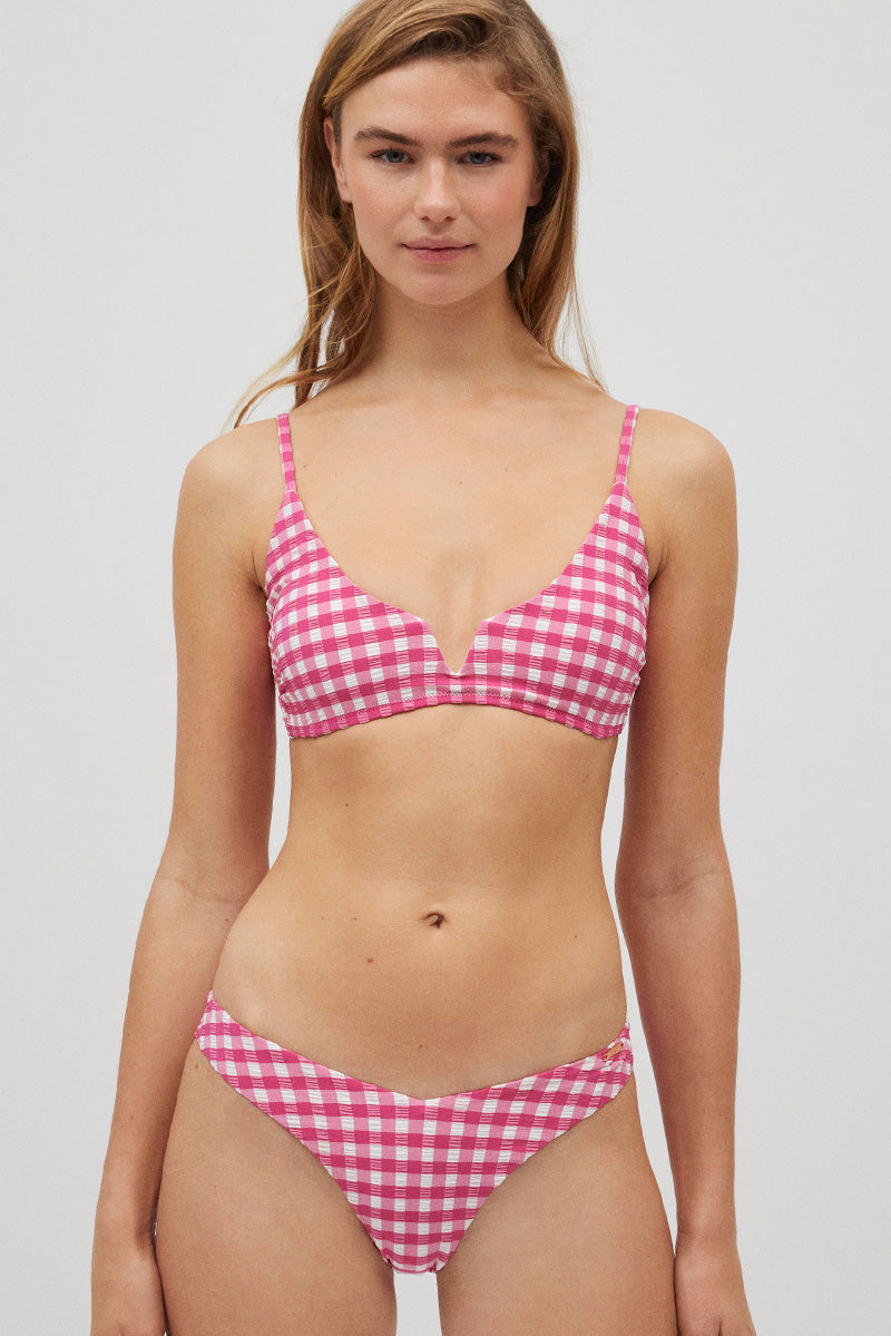 Top bikini triángulo vichy con textura rosa copa B