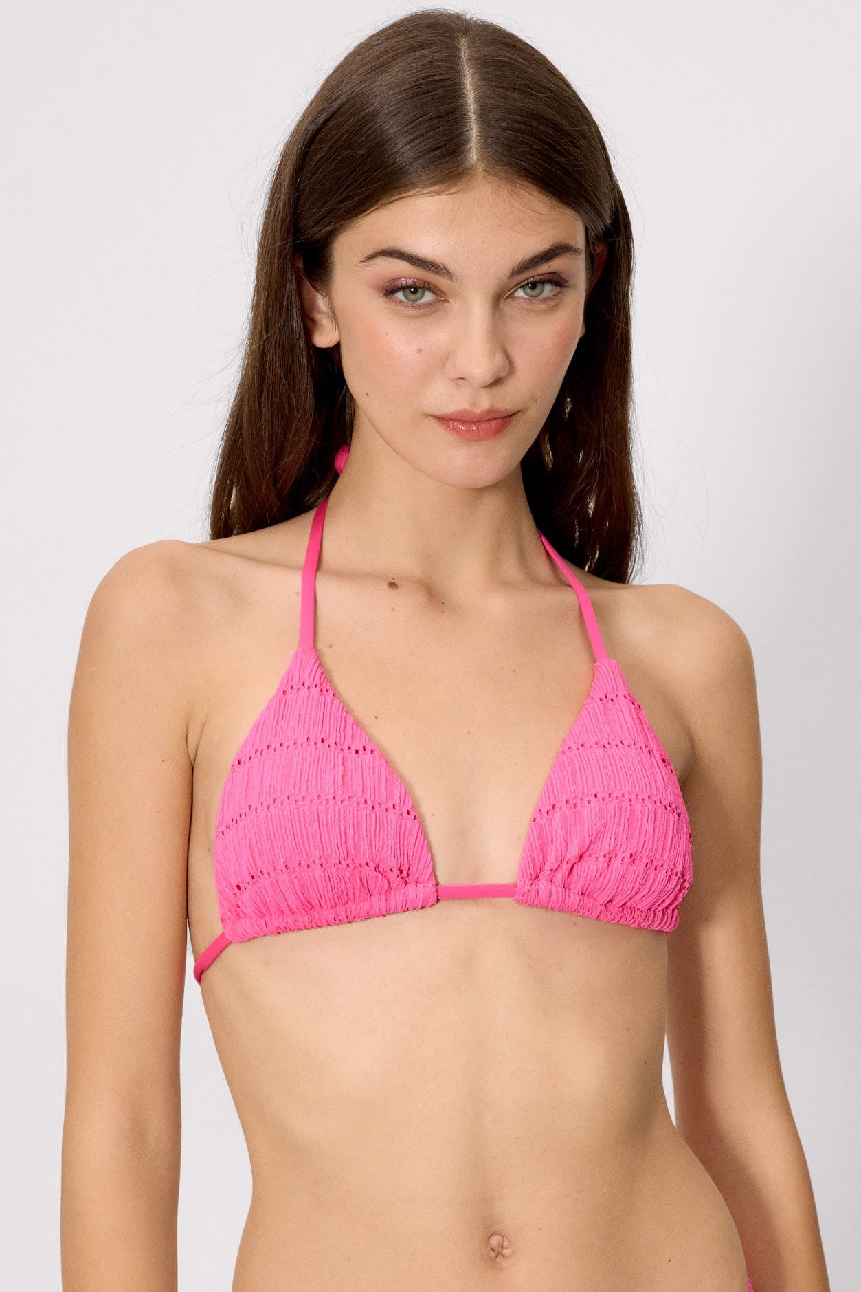 83211-neon-pink-top-bikini-mujer-triangulo-textura-rosa-copa-b-mujer-ysabel-mora