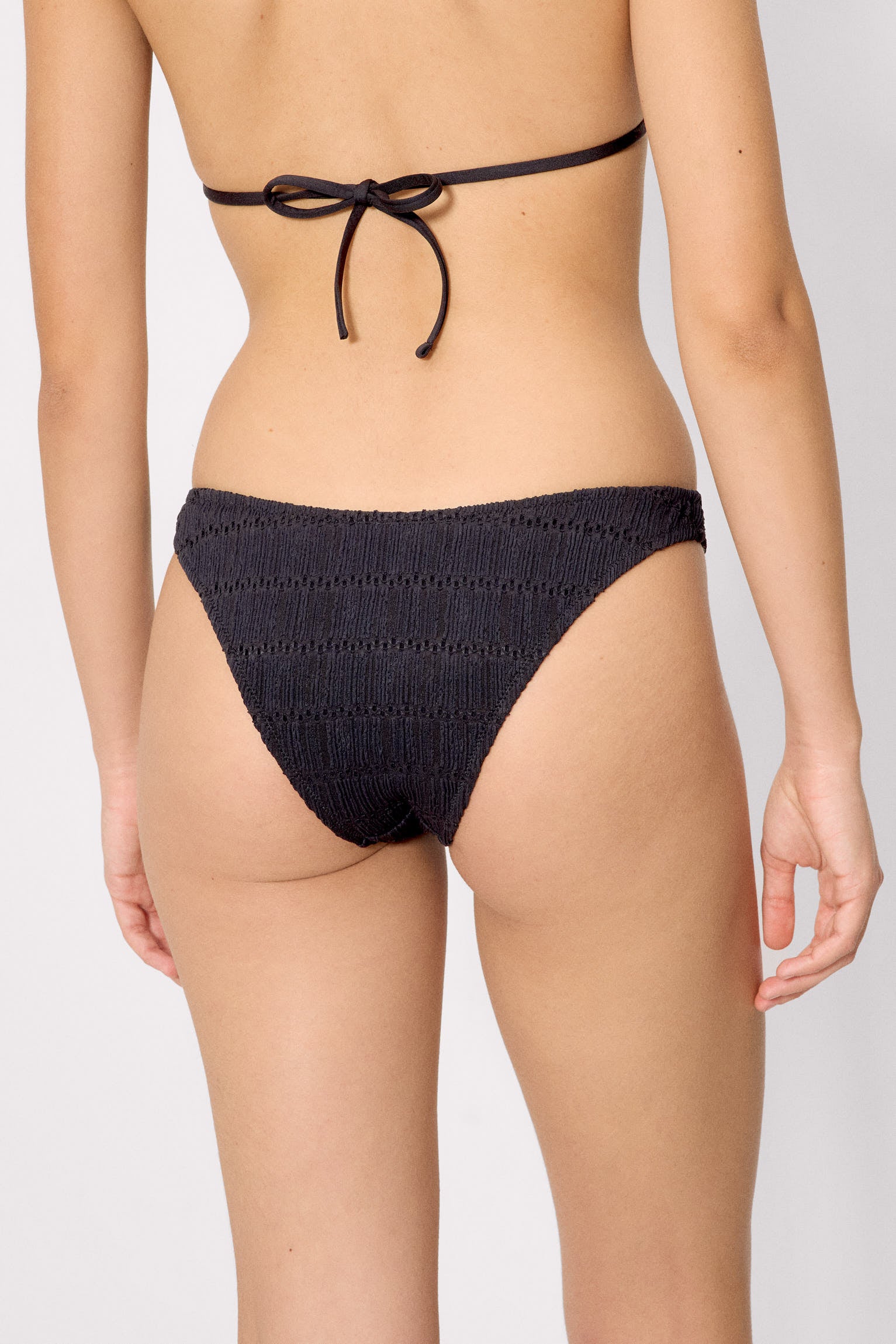 83212-negro-braga-bikini-mujer-brasilena-textura-negro-mujer-ysabel-mora