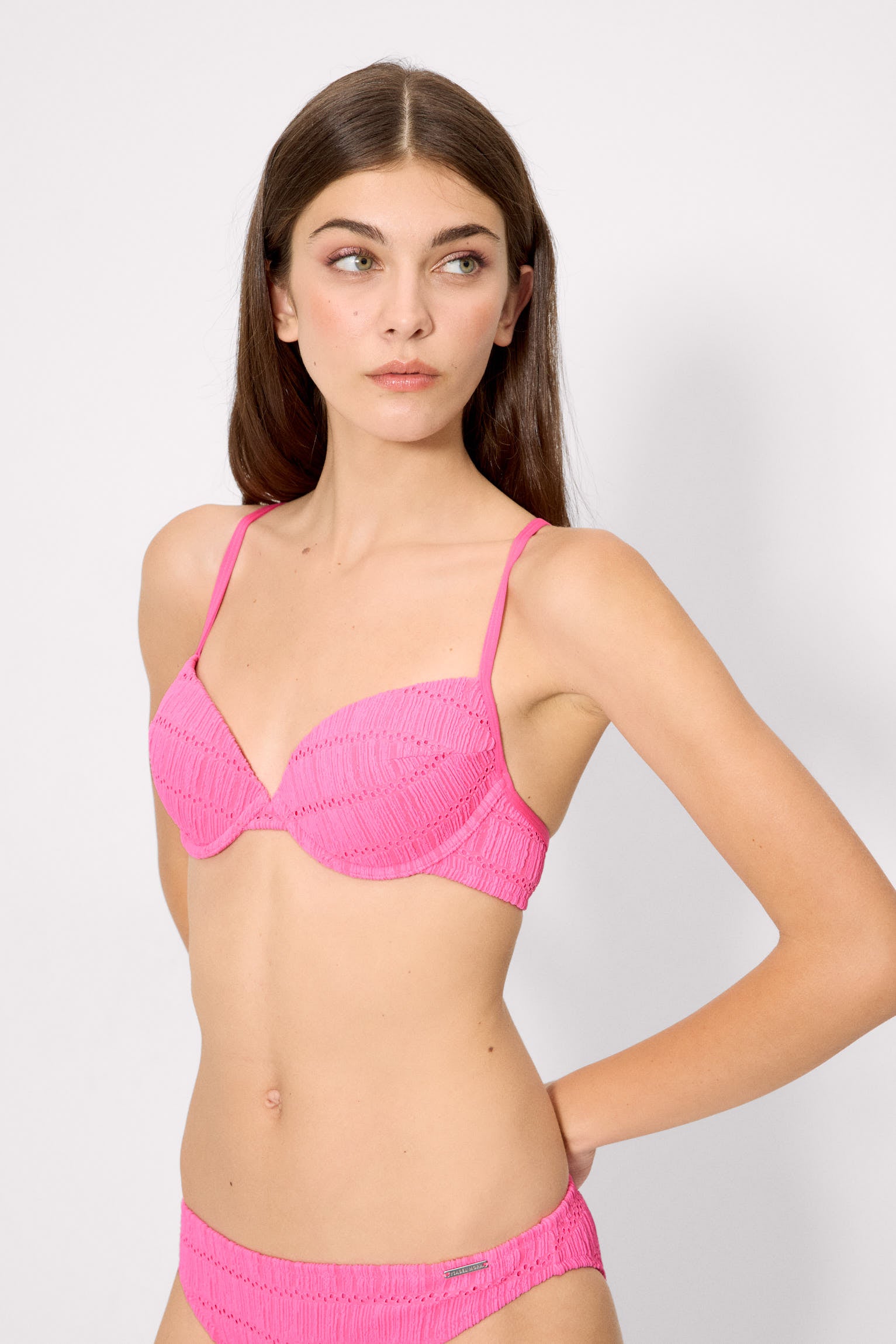 83216-neon-pink-top-bikini-mujer-textura-rosa-copa-b-mujer-ysabel-mora