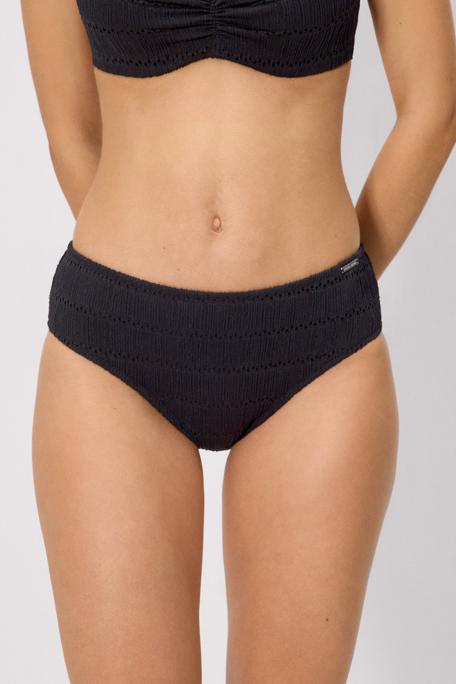 83217-negro-braga-bikini-mujer-midi-textura-negro-mujer-ysabel-mora