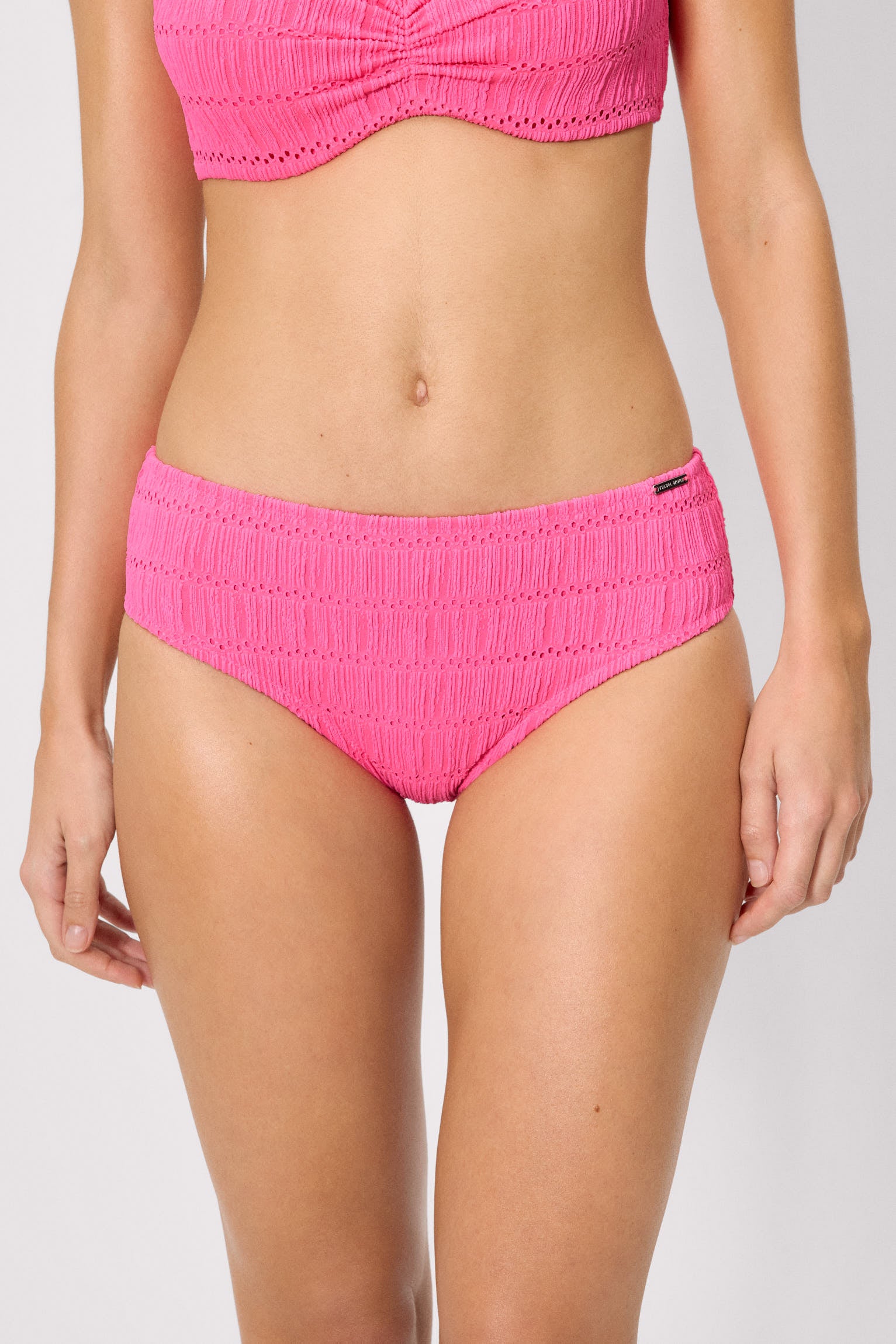 83217-neon-pink-braga-bikini-mujer-midi-textura-rosa-mujer-ysabel-mora