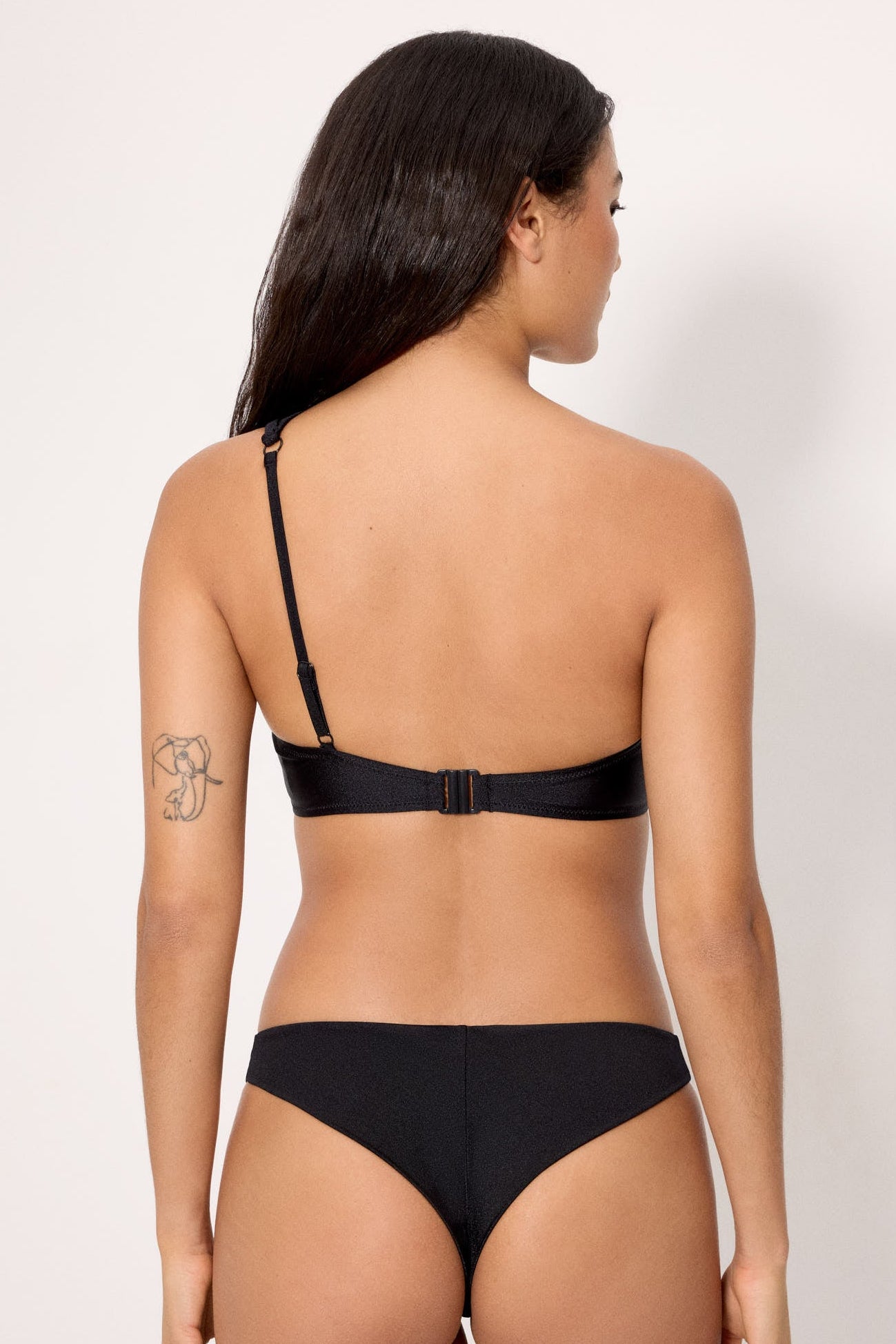 Top bikini asimétrico con brillo detalle flores negro - Ysabel Mora